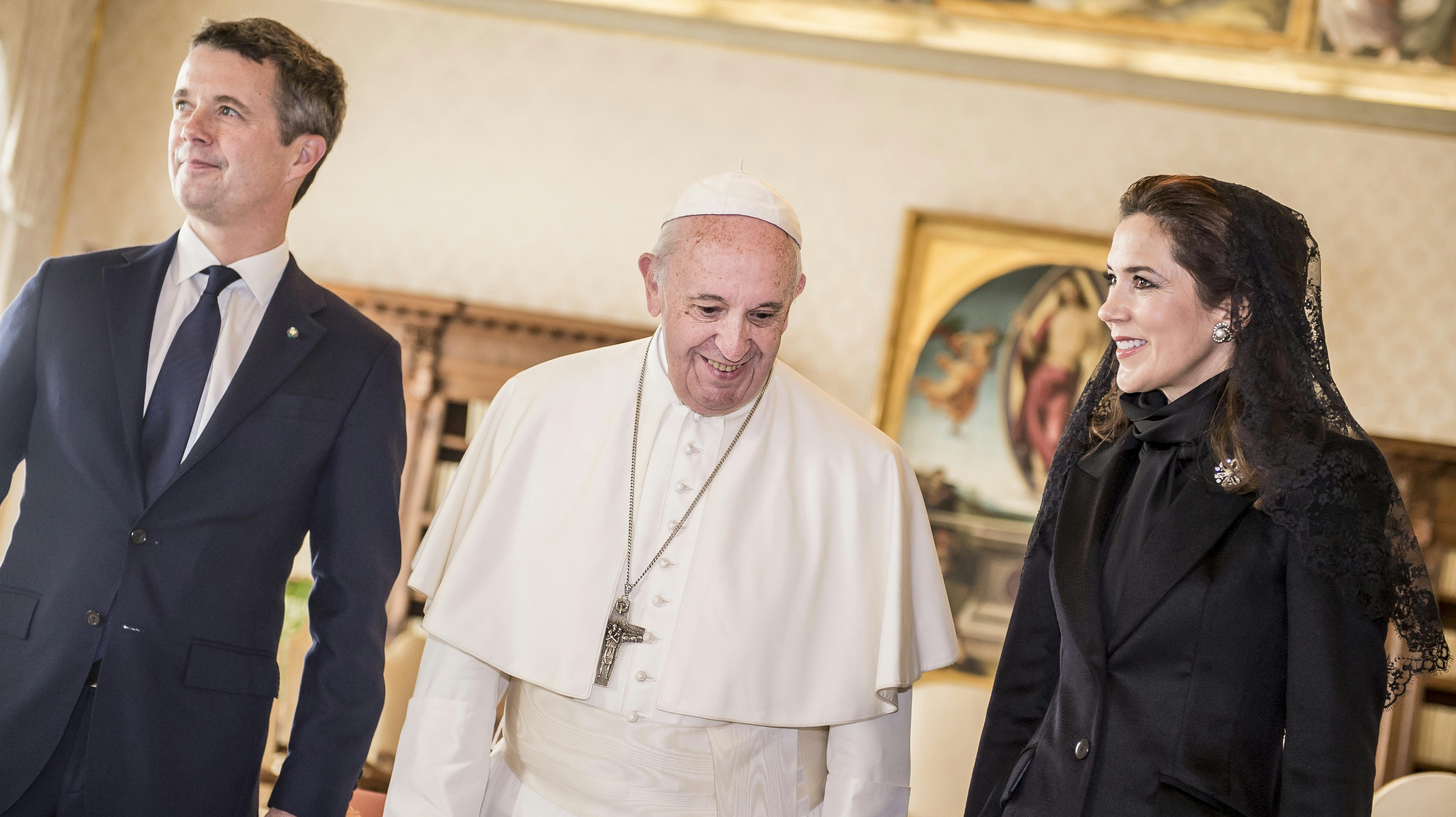 Her er kronprinsparret i audiens hos pave Frans tilbage i 2018.