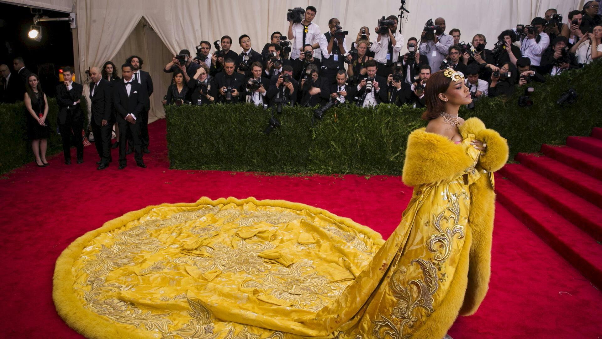 Popstjernen Rihanna skuffede bestemt ikke, da hun i 2015 troppede op på den røde læber iklædt et vanvid af en kjole fra Guo Pei.
