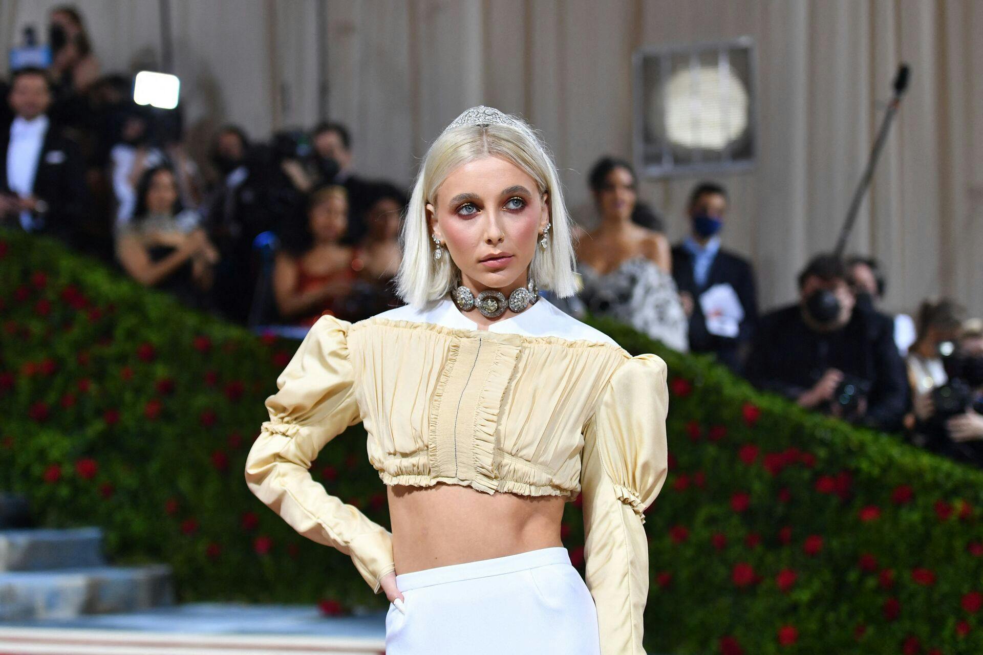 Den amerikanske YouTuber Emma Chamberlain kan endnu en gang opleves som vært på den røde løber.