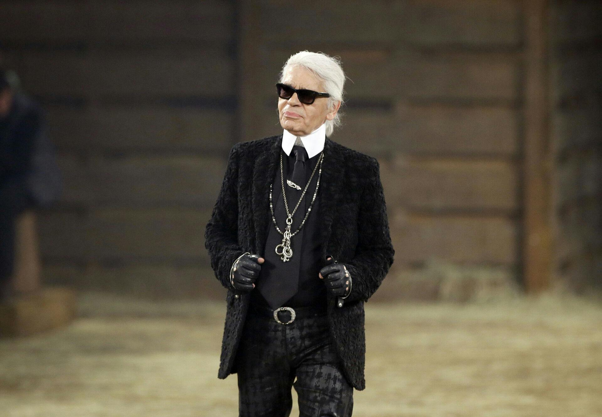 Til aftenens Met Gala bliver Karl Lagerfeld hyldet til stor protest fra ansatte i modebranchen.