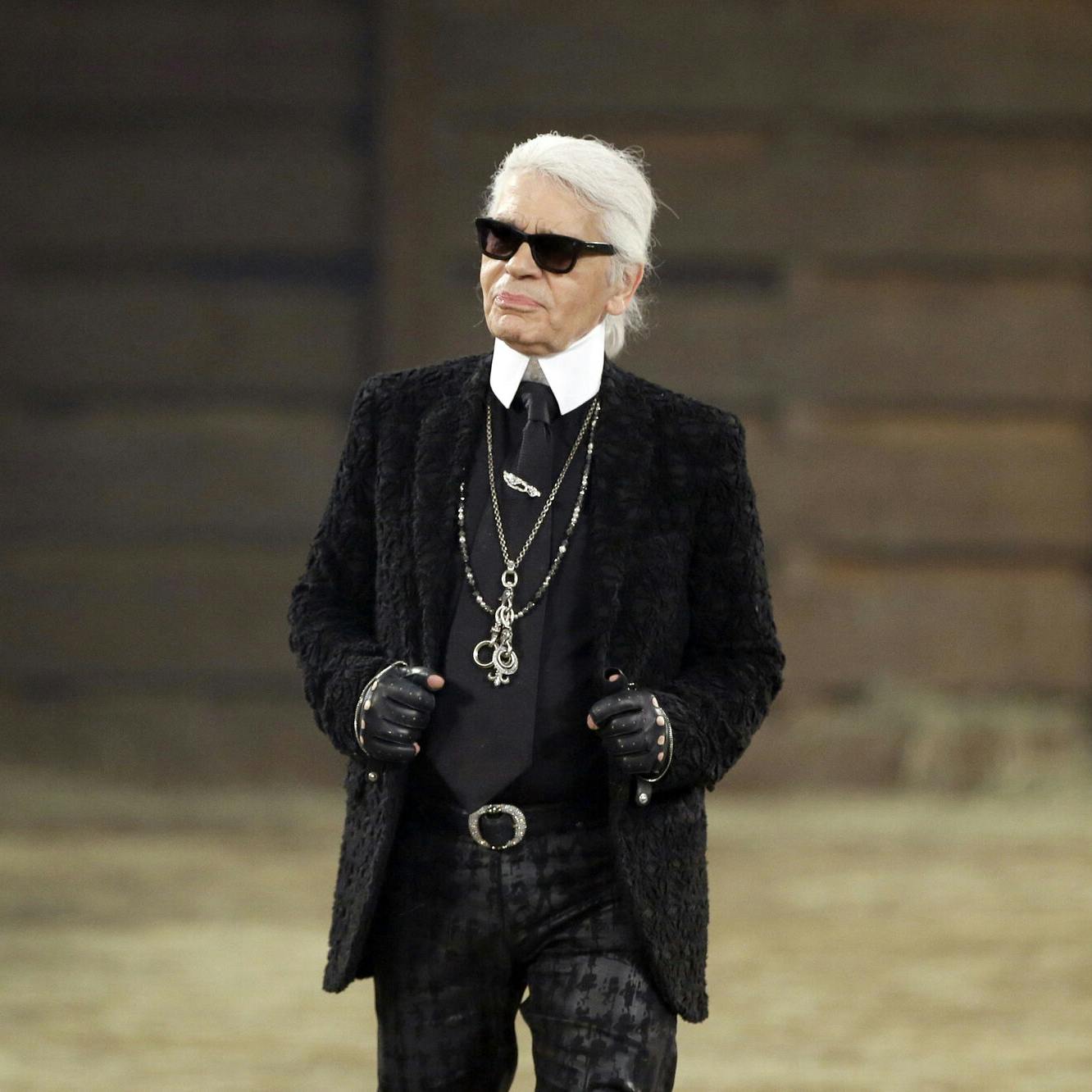 Til aftenens Met Gala bliver Karl Lagerfeld hyldet til stor protest fra ansatte i modebranchen.