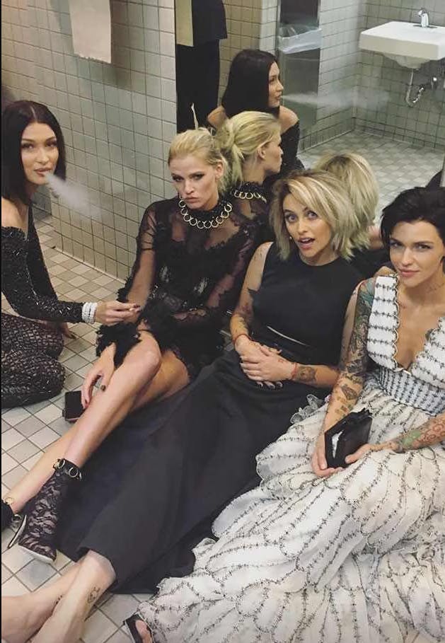 Sådan ser det ud, når verdens største stjerner tager sig en rygepause.