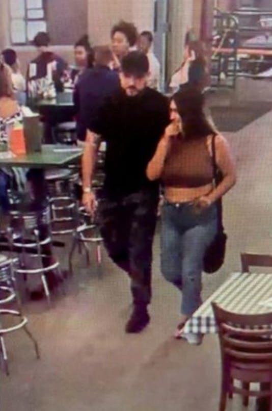 Kvinden har efterfølgende fortalt, at manden virkede utilpas. 