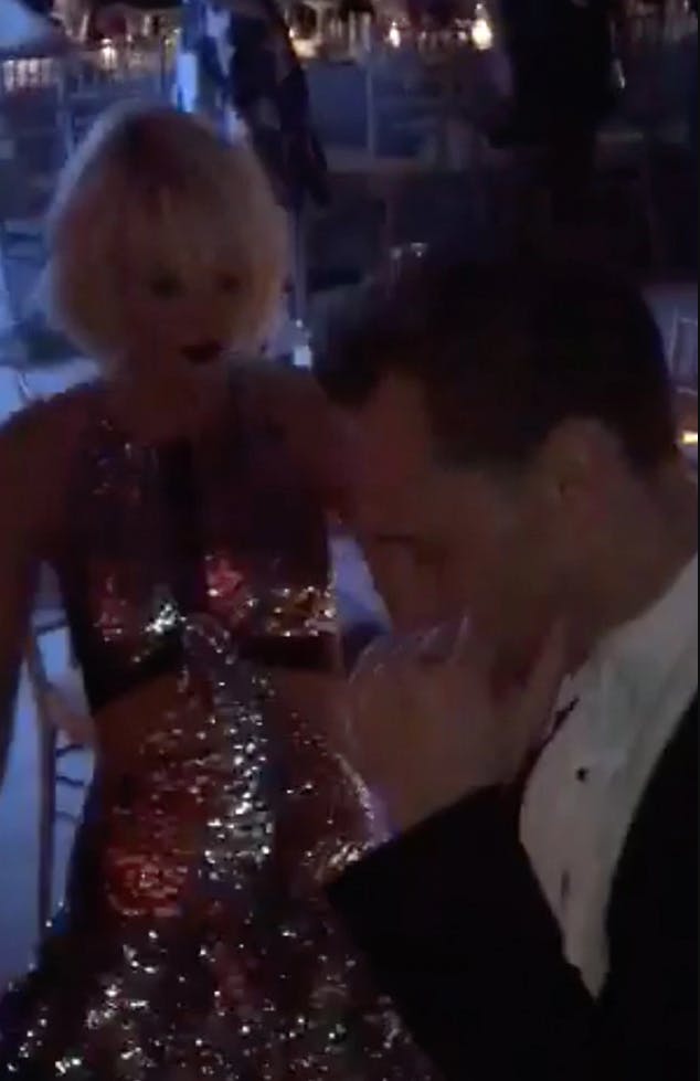 Taylor Swift får sig en svingom med Tom Hiddleston.