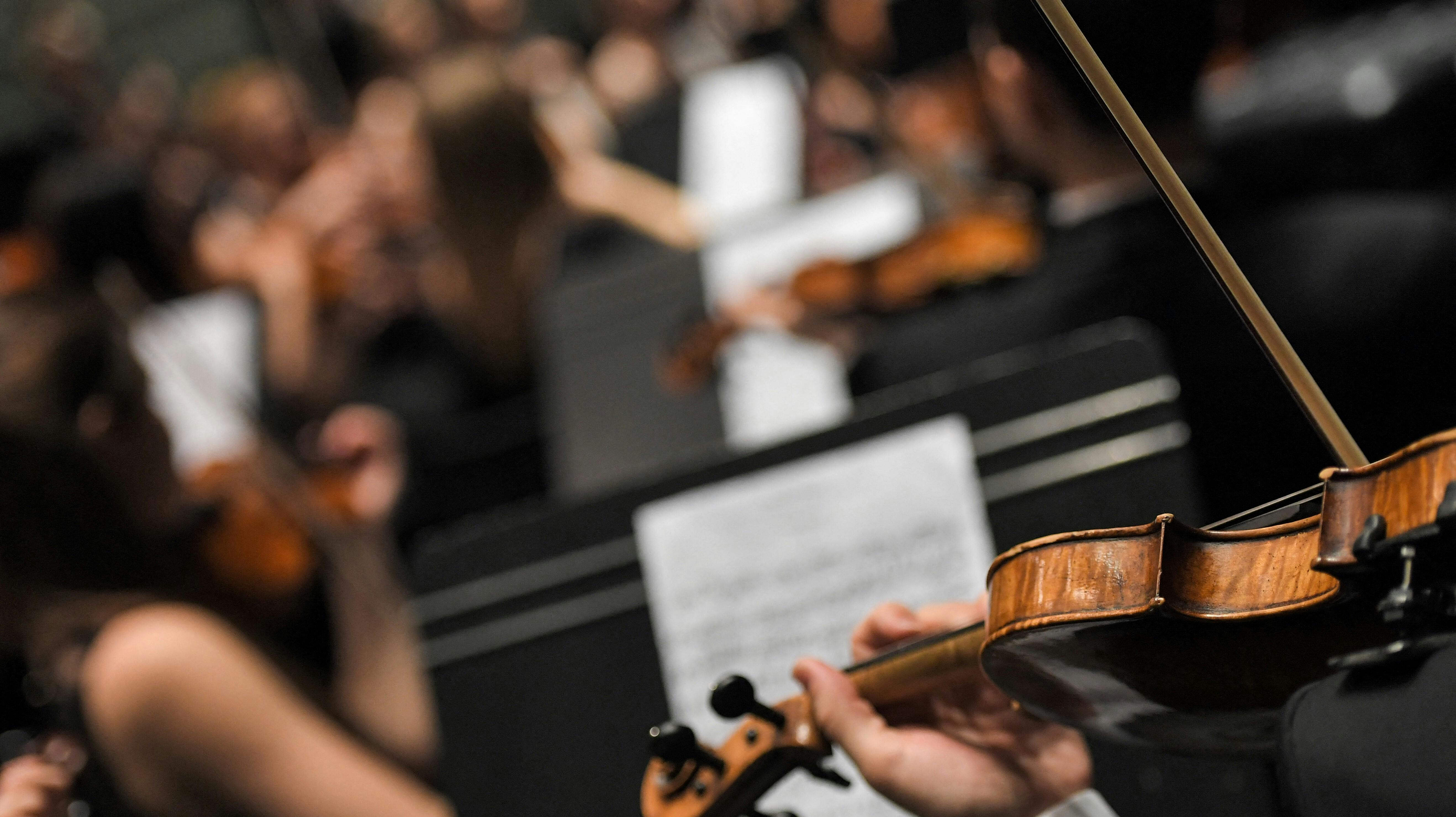 En kvinde var mere end almindelig begejstret for det amerikanske orkester 