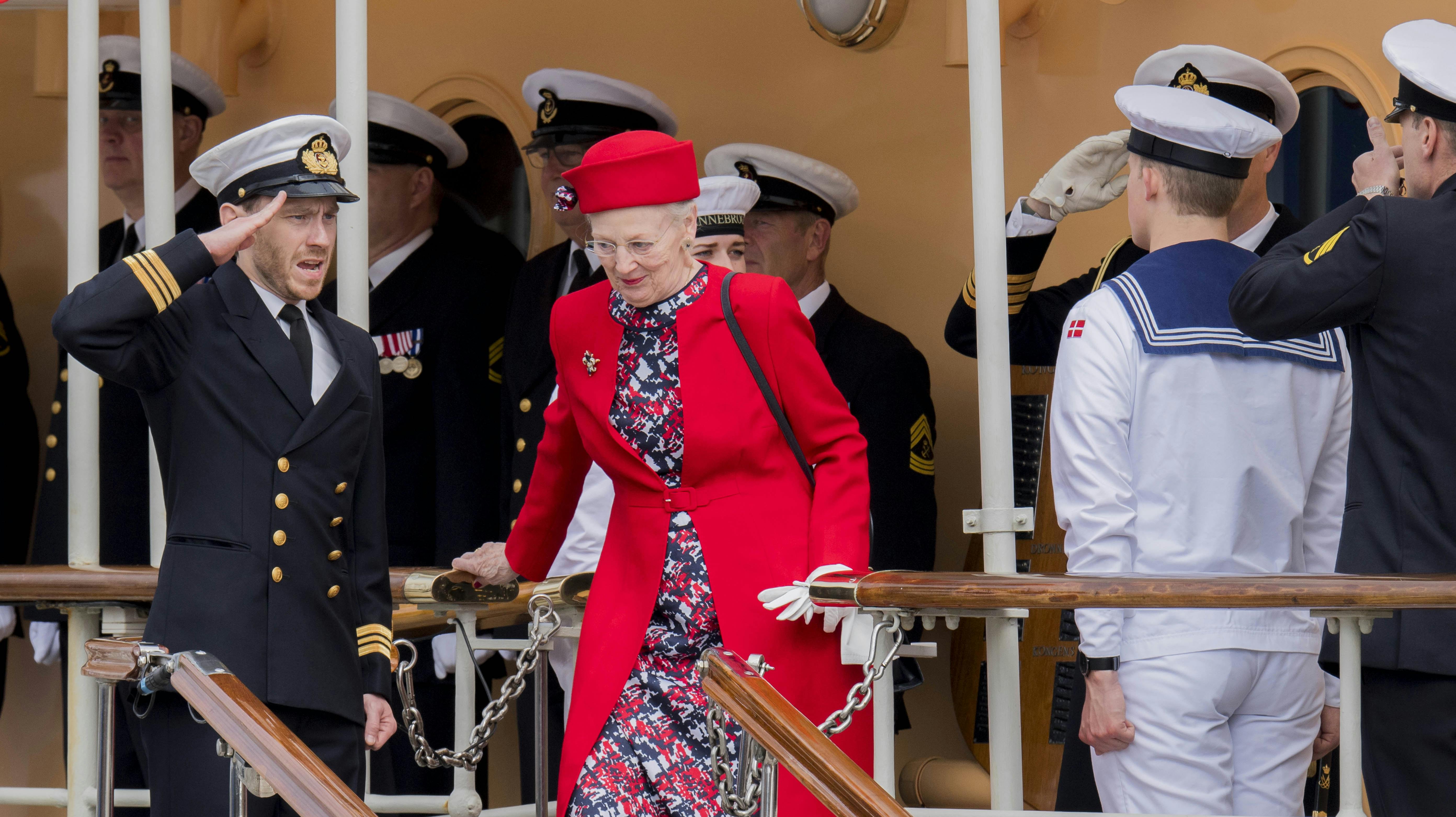 Dronningen kunne IKKE ses gå ombord på kongeskibet Dannebrog tirsdag. Der var lukket for offentligheden.