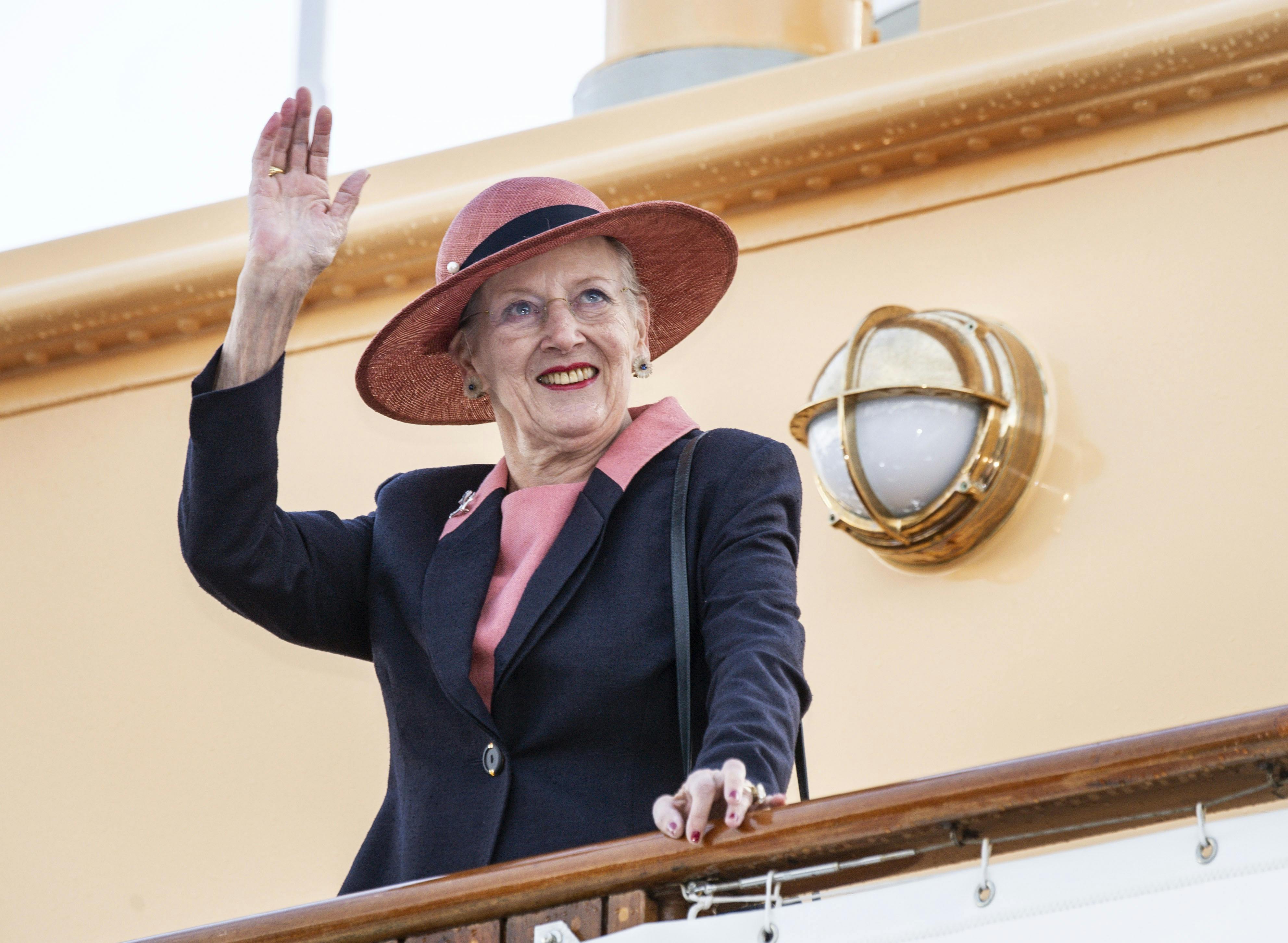 Dronning Margrethe stiger ombord på kongeskibet Dannebrog fra Marinestationen Holmen, der er lukket for offentligheden.