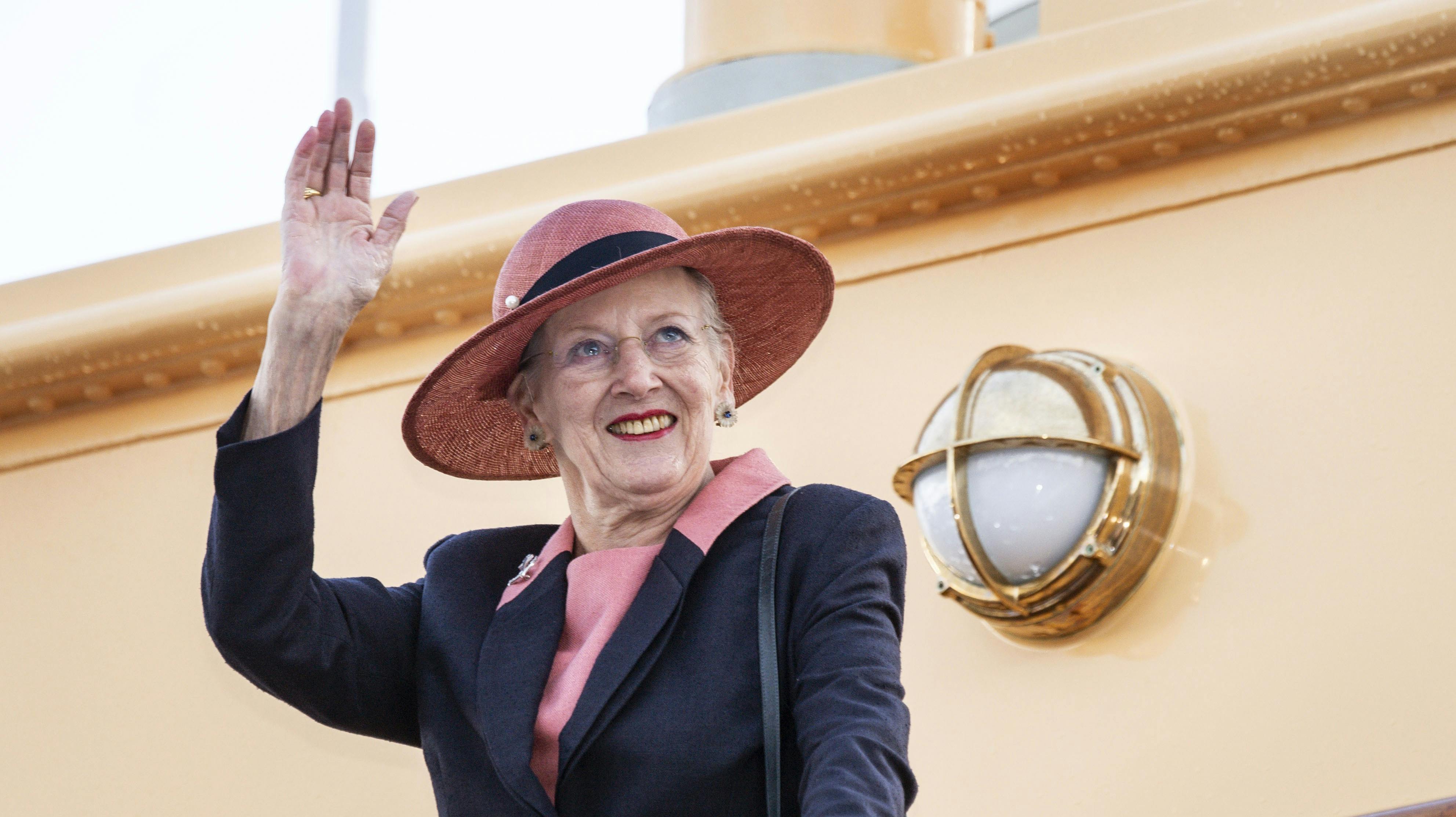 Dronning Margrethe stiger ombord på kongeskibet Dannebrog fra Marinestationen Holmen, der er lukket for offentligheden.