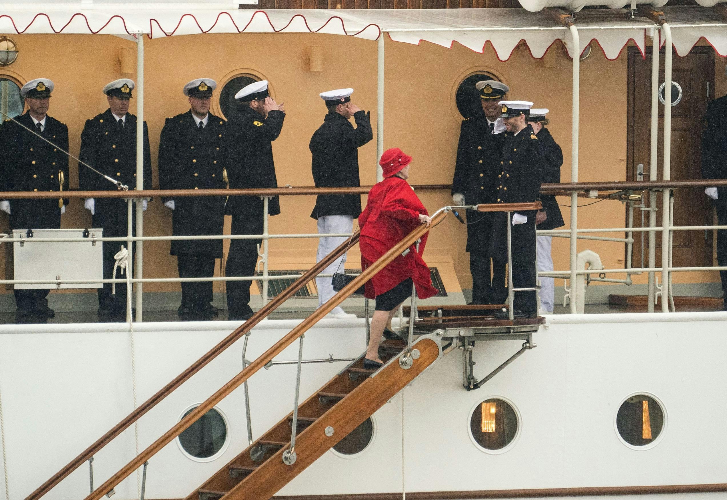 Danskerne vil ikke kunne se dronningen gå ombord på Dannebrog tirsdag.
