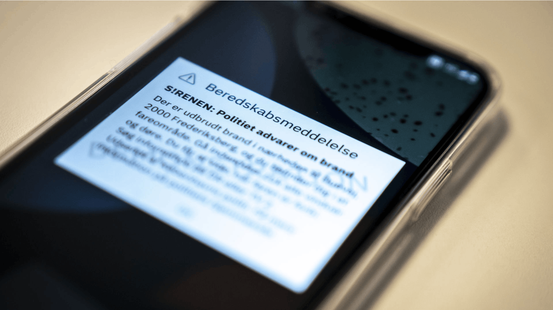 Eksempel på S!RENEN på smartphone. Onsdag den 3. maj vil en test-alarm lyde på alle nyere danske smartphones, men har man en hemmelig telefon liggende, skal man huske at slukke den. Sådan lyder opfordringen fra organisationen Danner, der blandt andet