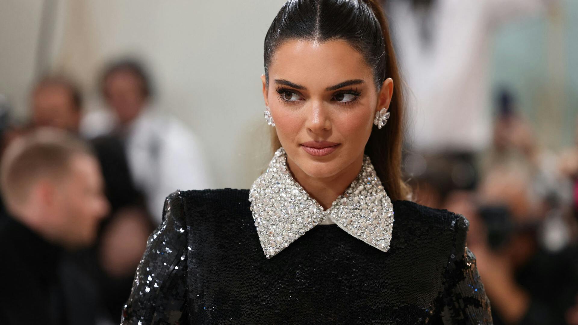 Kendall Jenner var tilknappet til årets Met Gala. Men kun for oven!