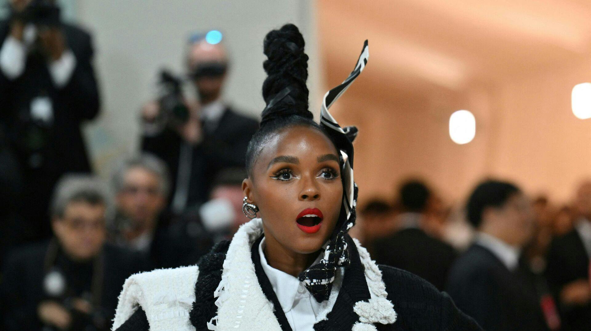 Janelle Monáe smed pludselig tøjet på den røde løber til årets Met Gala.