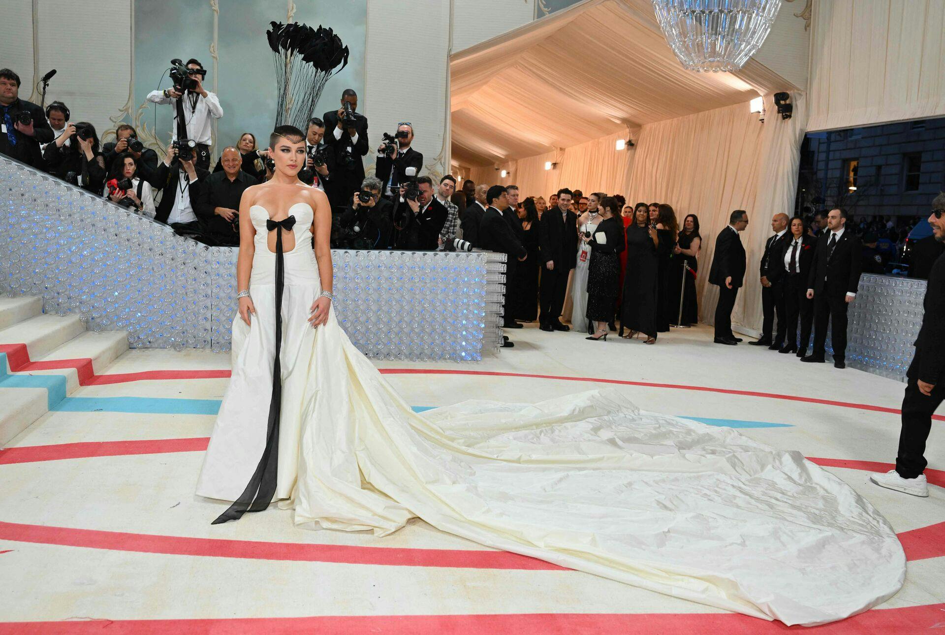 Florence Pugh viser her sin nye frisure frem til Met Gala.