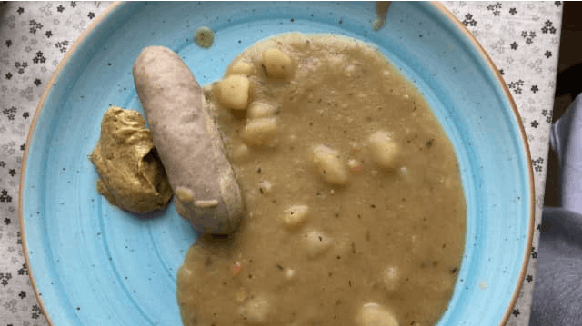 Dette billede fra en frokost på et plejehjem i Købenahvn er blevet delt næsten 8000 gange på Facebook siden lørdag. Retten skal forestille gule ærter med medister. 