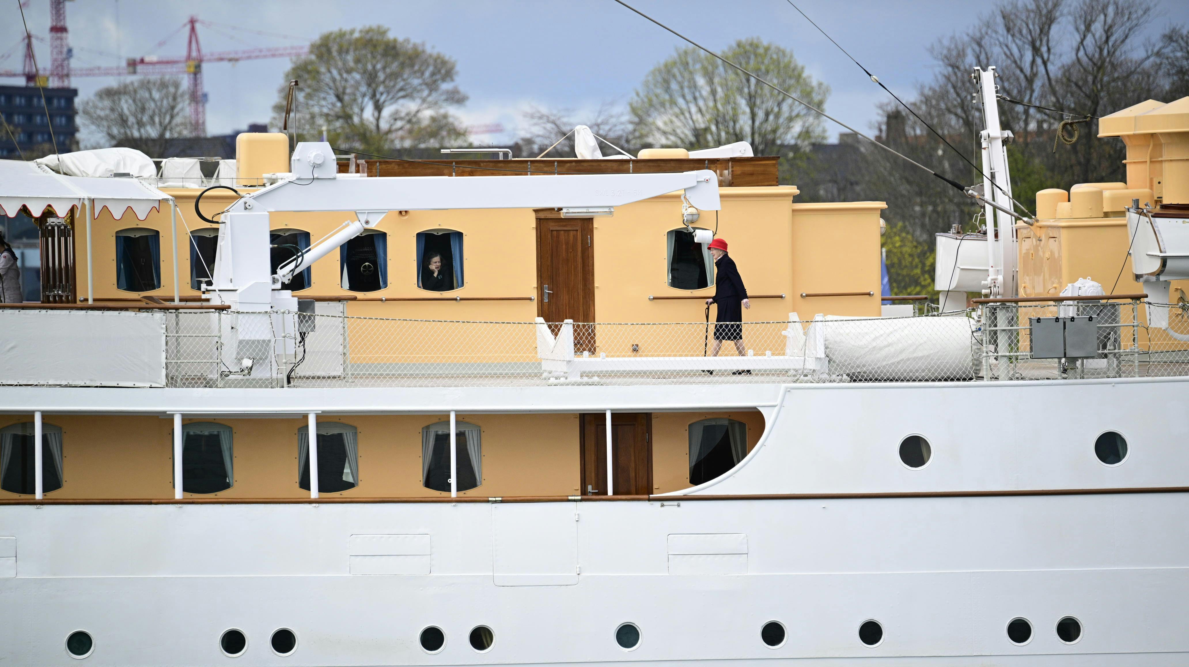 Dronning Margrethe benyttede sig af en stok, da hun tirsdag gik ombord på kongeskibet Dannebrog. nbsp;