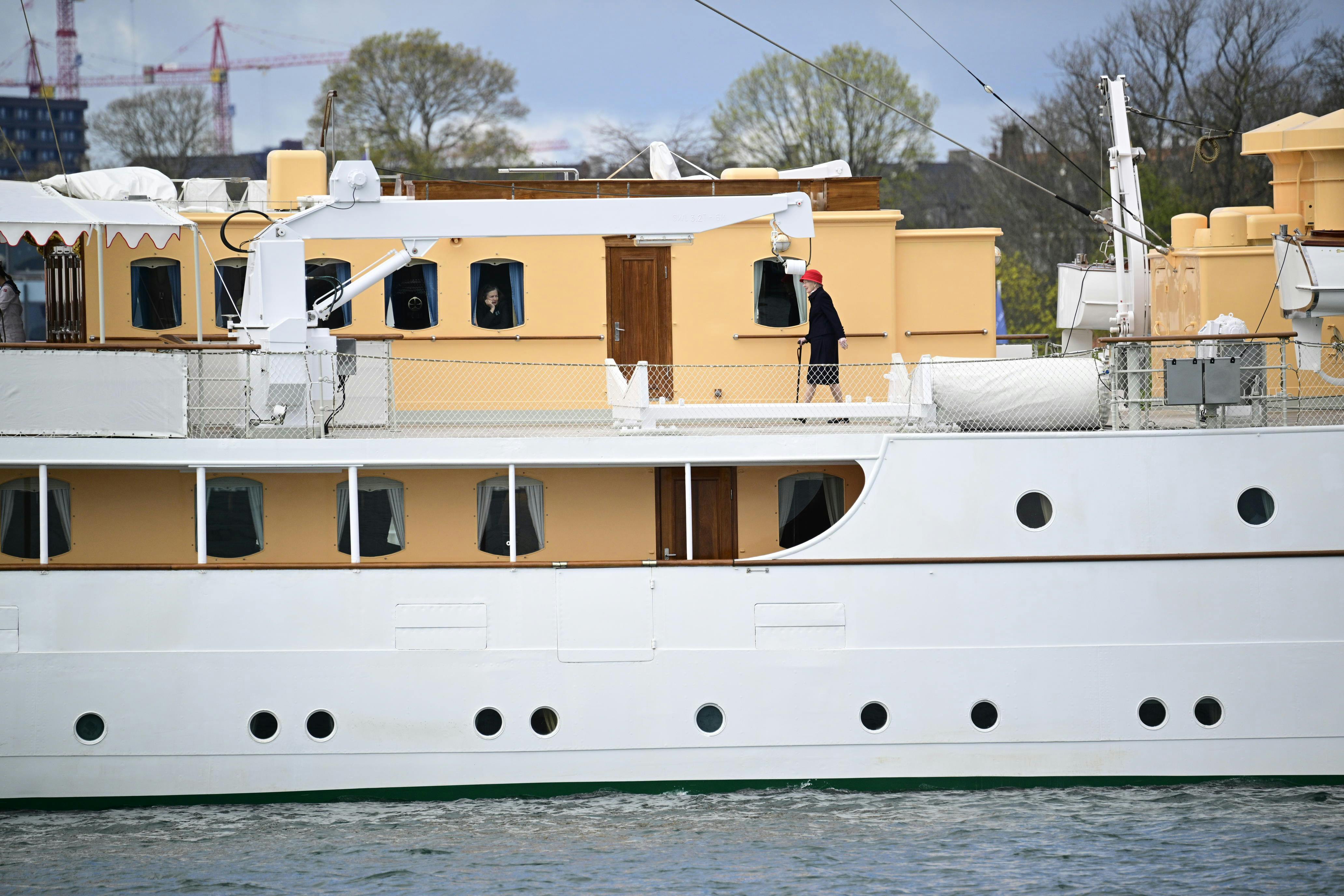 Dronning Margrethe benyttede sig af en stok, da hun tirsdag gik ombord på kongeskibet Dannebrog. nbsp;