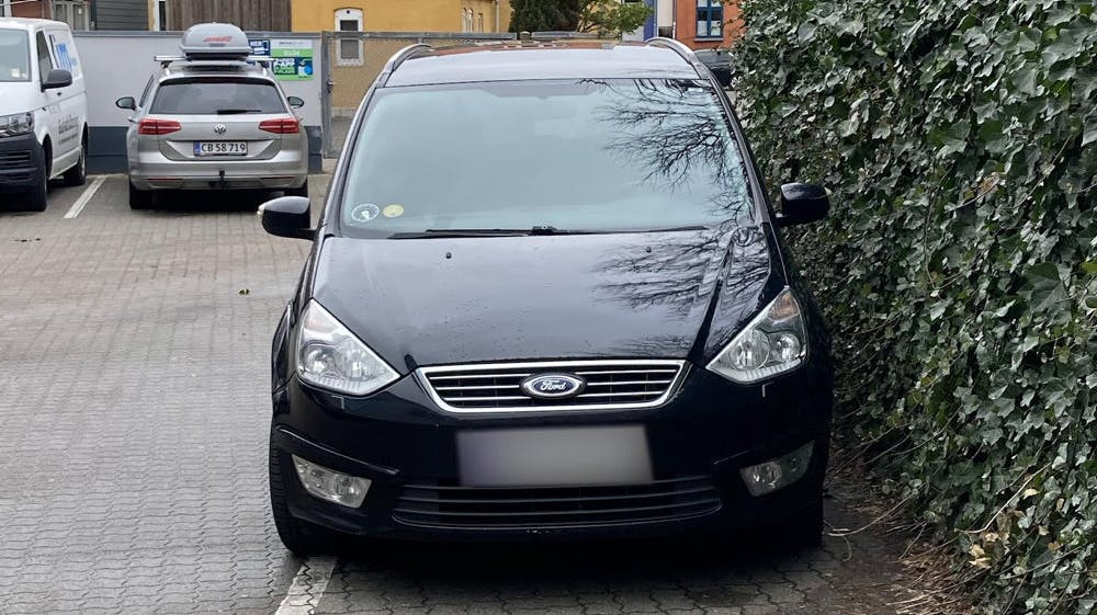 Per Smidt Mortensen mener ikke, at han kunne have parkeret inden for p-båsen på nogen måde her på pladserne i baggården mellem Ny Banegårdsgade og Nordisk Films Biograf i det centrale Aarhus.