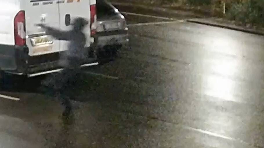 Overvågningskameraer fra Meny fangede en af gerningsmændene, da der blev åbnet ild mod de tre personer.