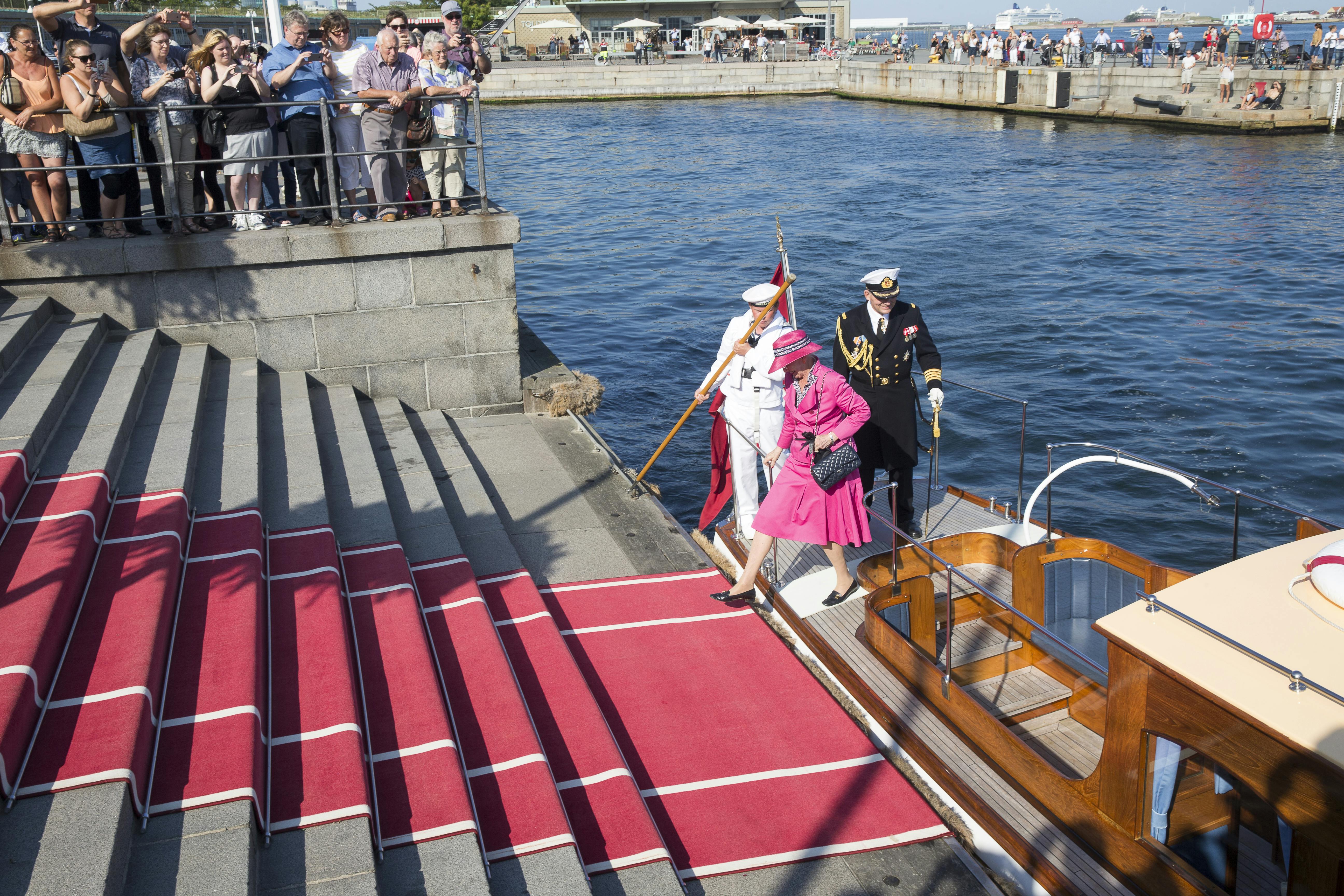 Normalt benytter dronningen en chalup til at komme til Dannebrog, men det kan være svært at komme op og ned i sådan en, når det gynger og skvulper, vurderer kongehusekspert. 