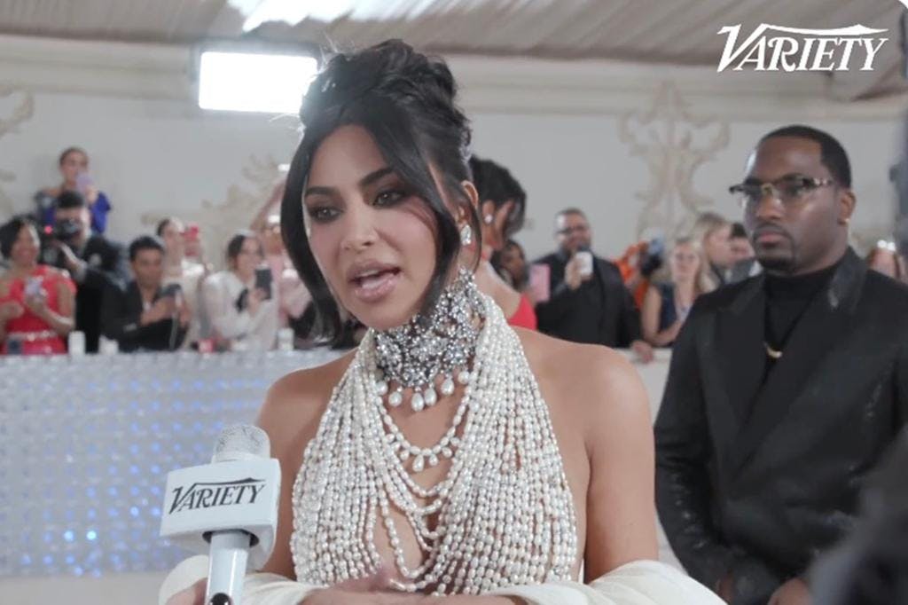 Kim Kardashian indrømmer over for Variety, at hun "selvfølgelig" tager undervisning i skuespil for at blive klar til sin rolle i "American Horror Story".