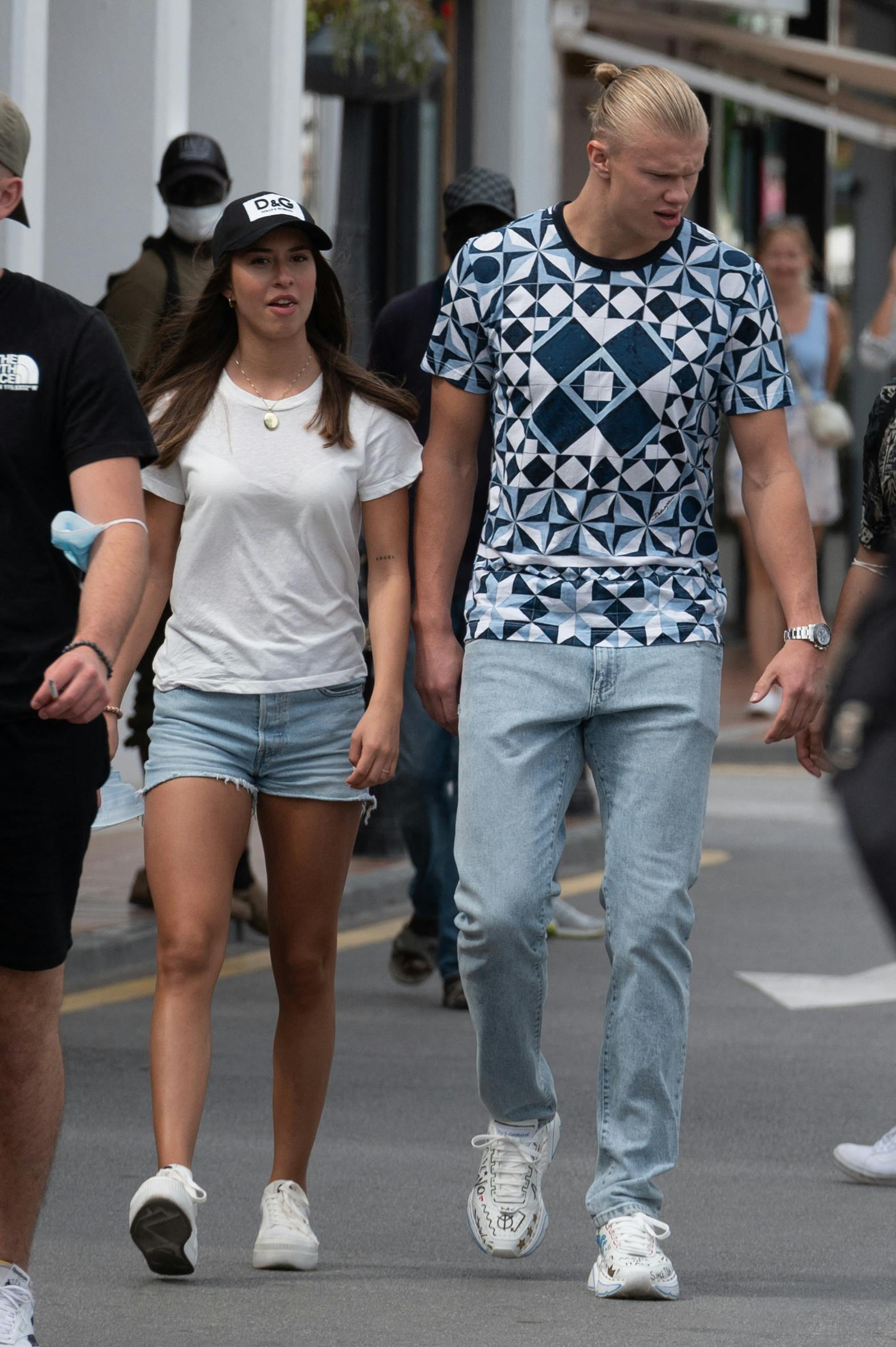 Erling Haaland sammen med Isabel Haugseng Johansen.