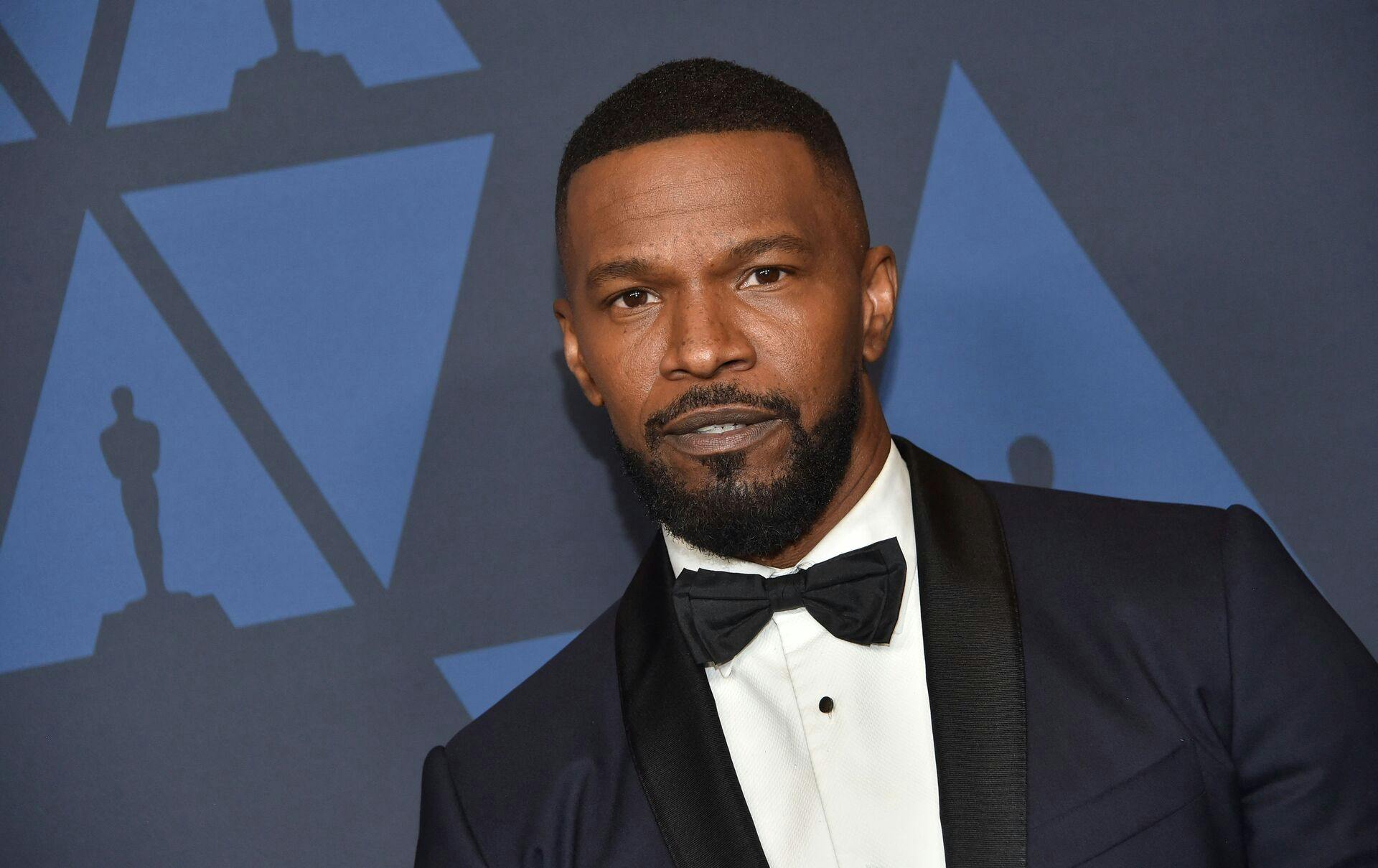 Jamie Foxx er fortsat indlagt.