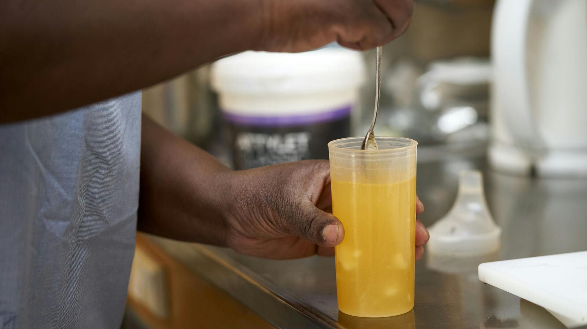 Ifølge centerchef i Høje-Taastrup Kommune har debatten og informationen om saftevand været præget af en række misforståelser og fejl, og nu beklager hun.