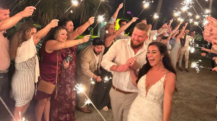 Det sidste billede af Samantha og Aric viser dem glade gå ned af sandstranden, hvor de blev gift. Kort tid efter kørte en spritbilist op i dem med høj fart. Samantha overlede ikke sammenstødet.