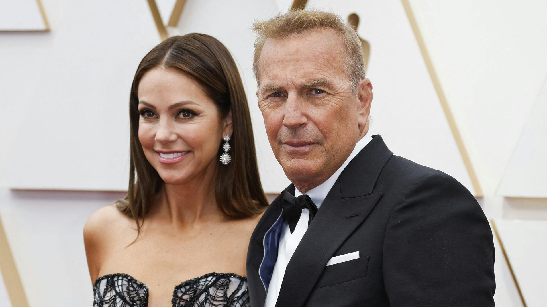 Kevin Costner og Christine Baumgartner ses her under Oscar-festen tidligere i år.
