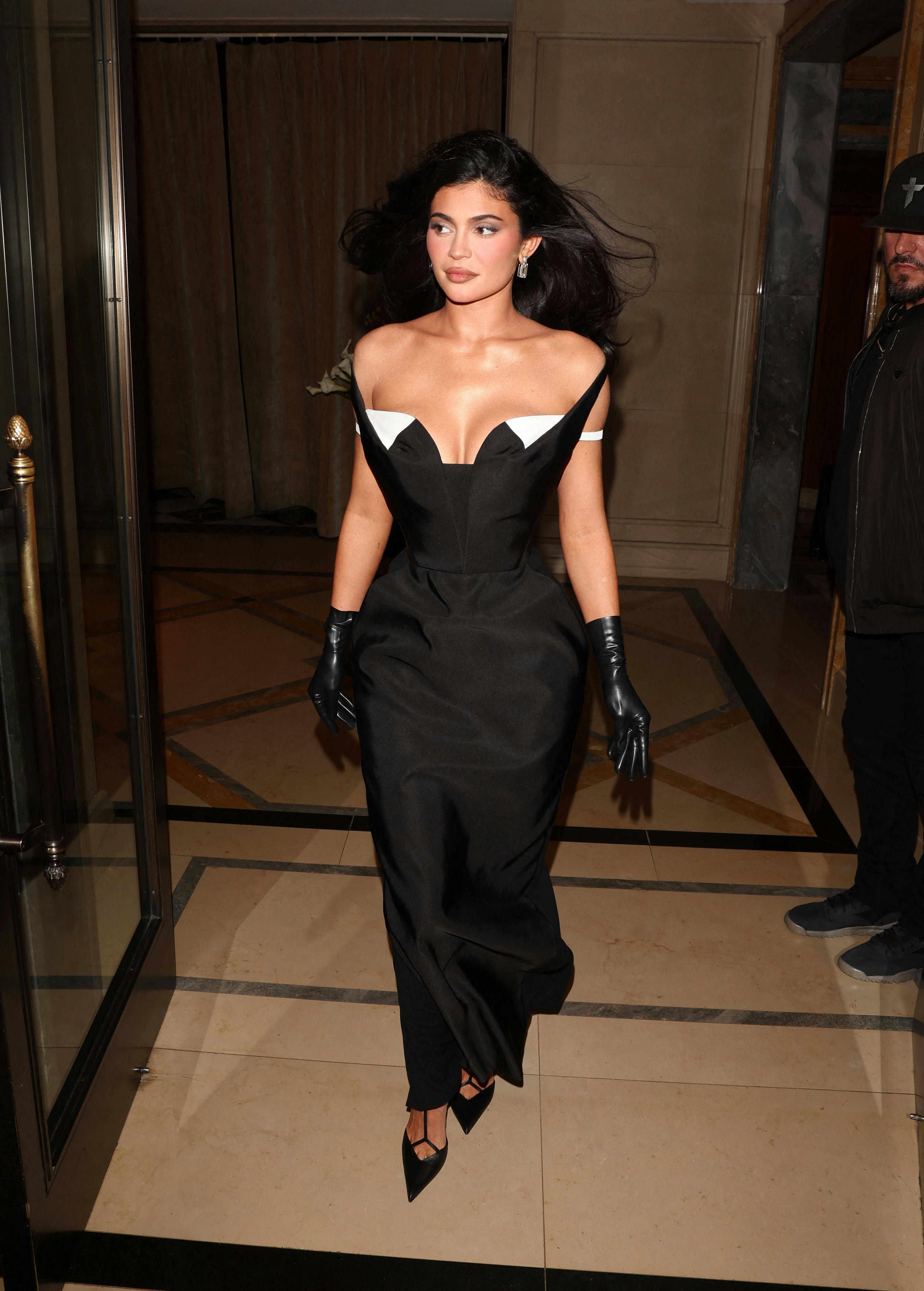 Kylie Jenner forlader sit hotel i New York for at tage til efterfest. Det blev der dog ikke meget af.
