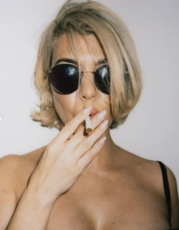 Kourtney Kardashian med en cigaret i hånden.