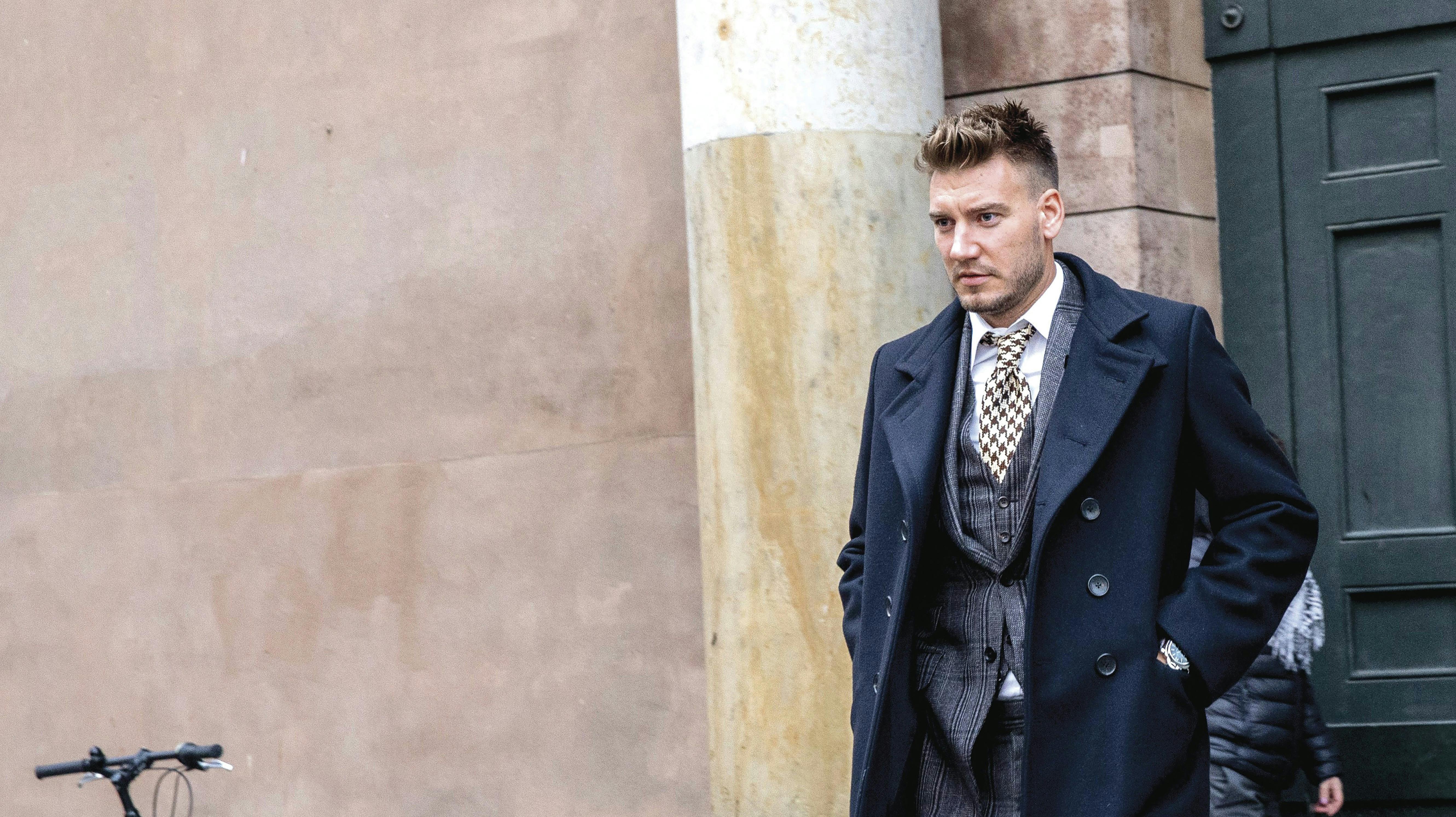 Nicklas Bendtner mødte torsdag op i Østre Landsret i selskab med sin forsvarsadvokat. Sammen kæmpede de for at den tidligere landsholdsangriber kan beholde sin Porsche Tuycan til 2,4 millioner kroner.