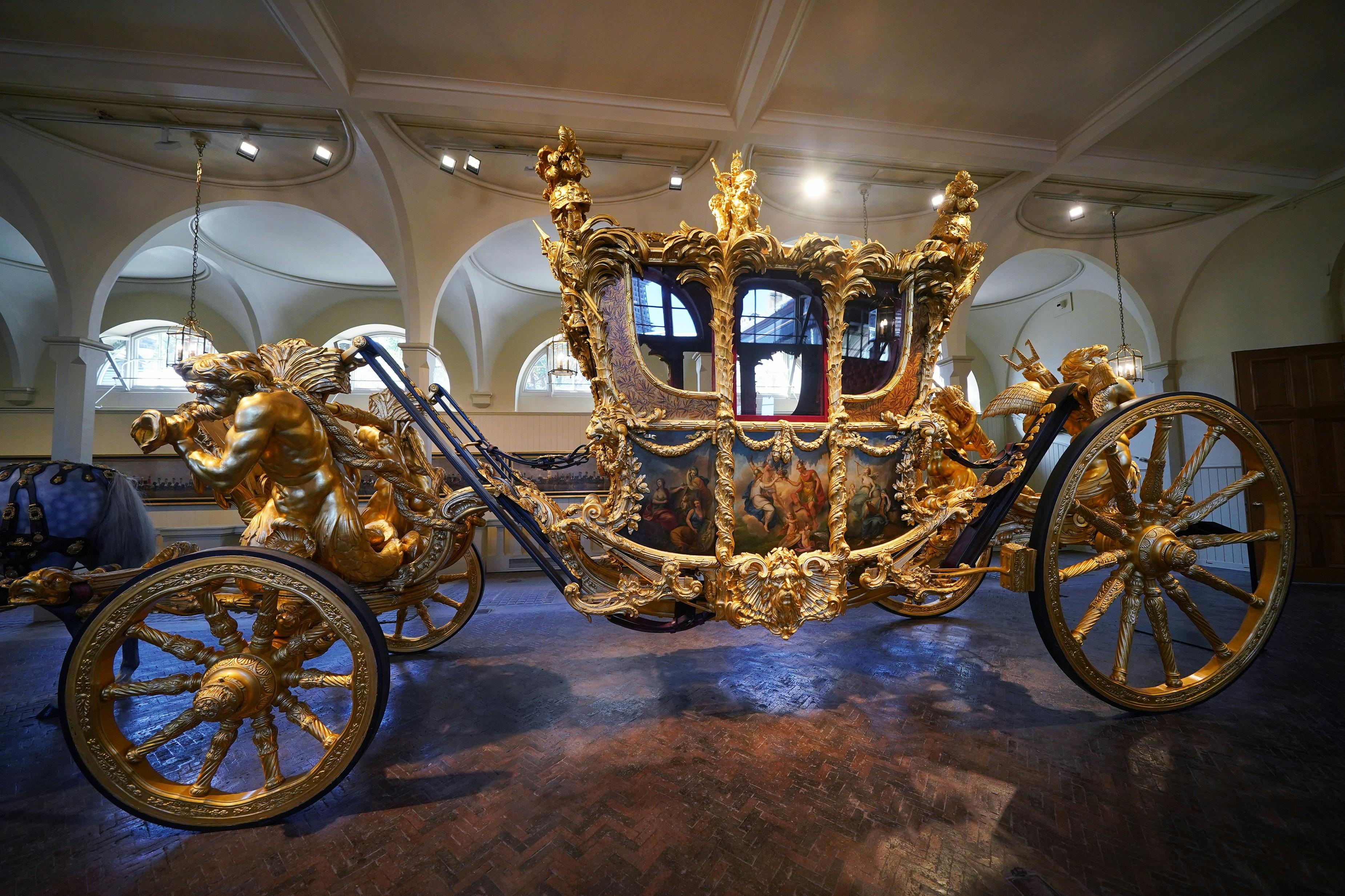 Denne guldkaret skal køre kongeparret hjem fra ceremonien. En anden lignende vogn kører dem den anden vej.
