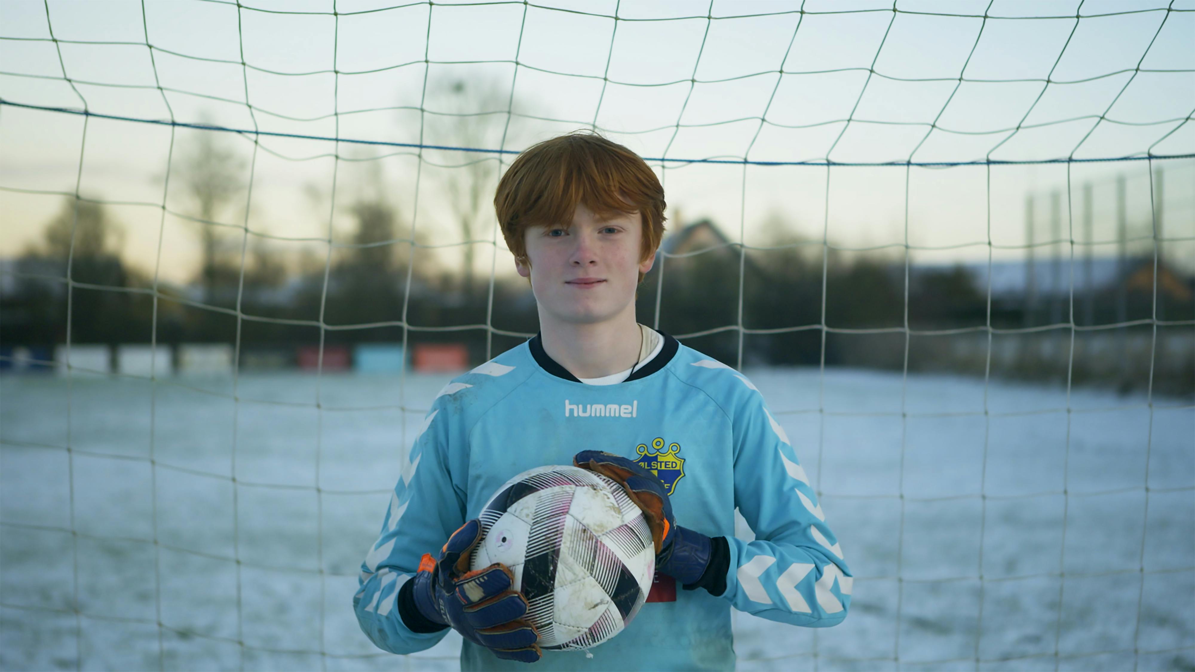 Mathias vil gerne være som Kasper Schmiechel, når man bliver stor. Handskerne er godt nok meget slidte, men familien har ikke råd til nye handsker.