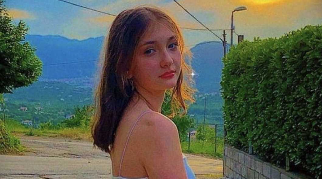 En blot 16-årig pige er død, efter hun havde taget sin mobil med i badet. 