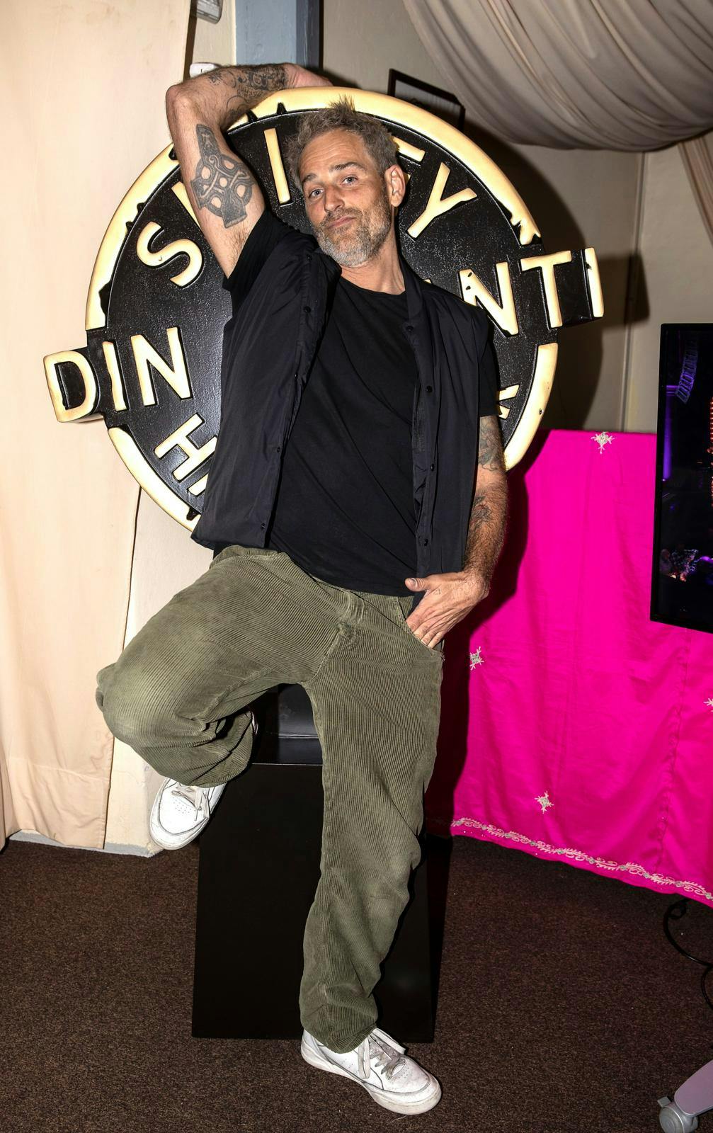 Oliver blev da også overrasket over snavet: – Han fik mig med barrikaderne nede. Man skal ellers passe på med sådan noget dagen efter, samtykkeloven er trådt i kraft, sagde Oliver til SE og HØR.