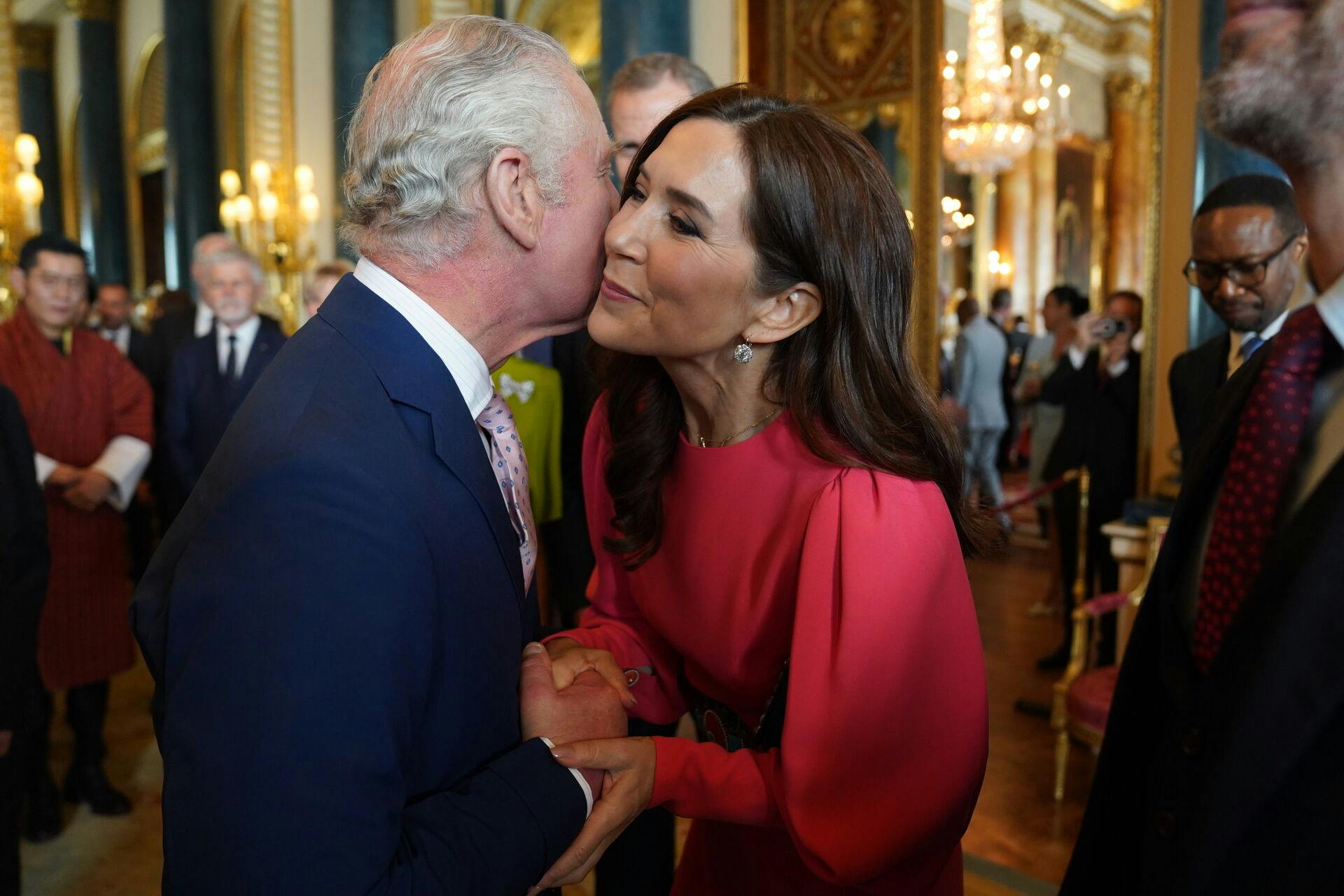 Kong Charles hilser på kronprinsesse Mary og kronprins Frederik.
