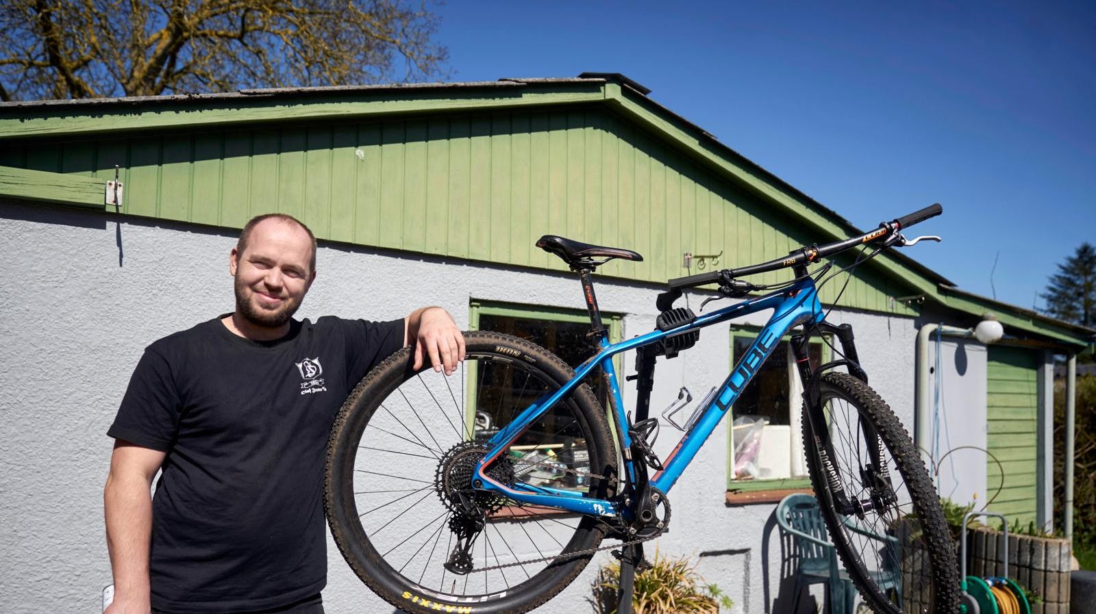 I sin fritid nyder Kresten at køre på mountainbike:  – Det er min far, der har lokket mig med ud på cyklen. Jeg har altid godt kunnet lide at cykle, siger han og fortæller, at han kører sammen med flere familiemedlemmer, hvilket er et stort hit.