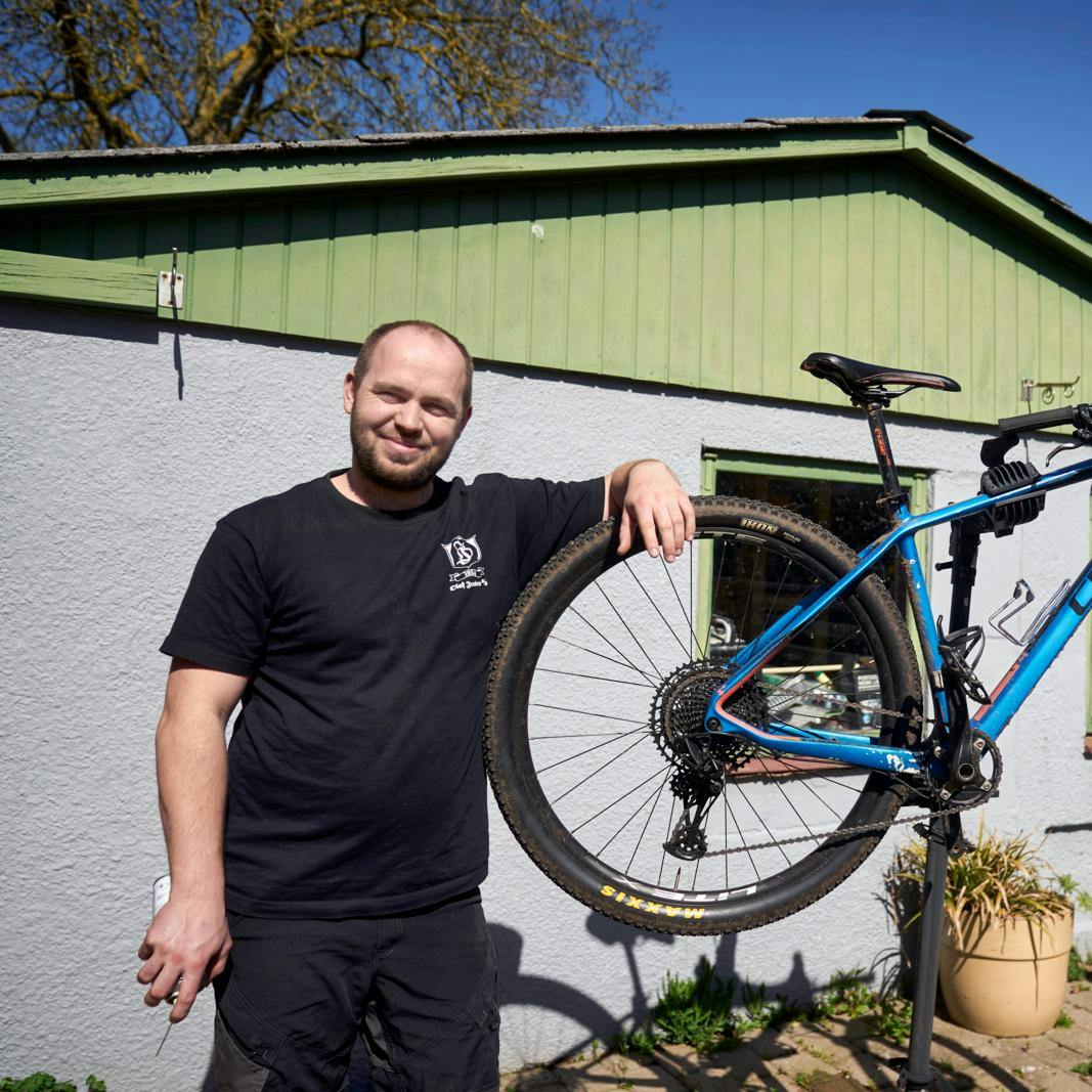 I sin fritid nyder Kresten at køre på mountainbike: – Det er min far, der har lokket mig med ud på cyklen. Jeg har altid godt kunnet lide at cykle, siger han og fortæller, at han kører sammen med flere familiemedlemmer, hvilket er et stort hit.