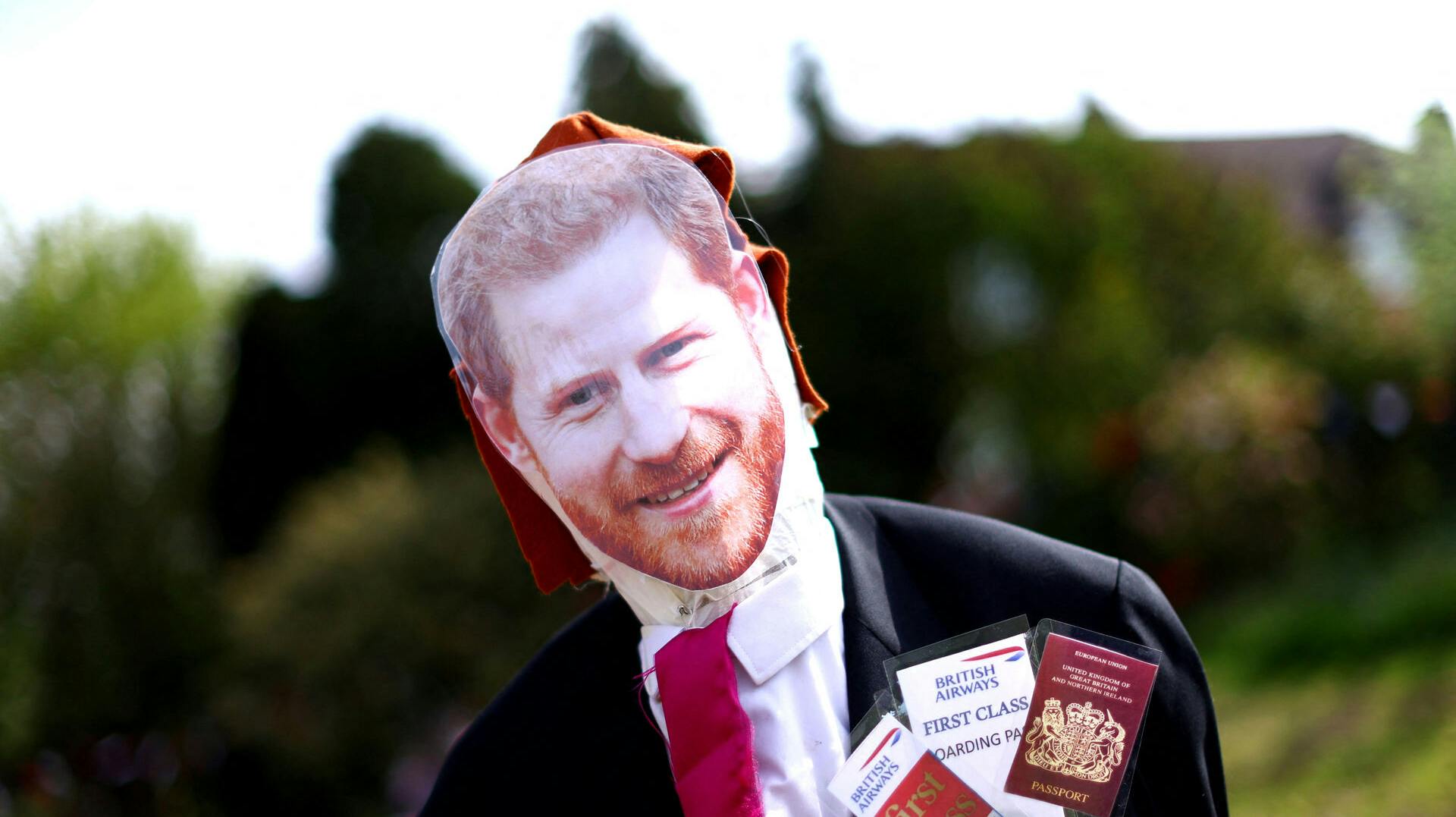 Om prins Harry havde et førsteklasses boarding pass til turen med det kommercielle fly melder historien ikke om.
