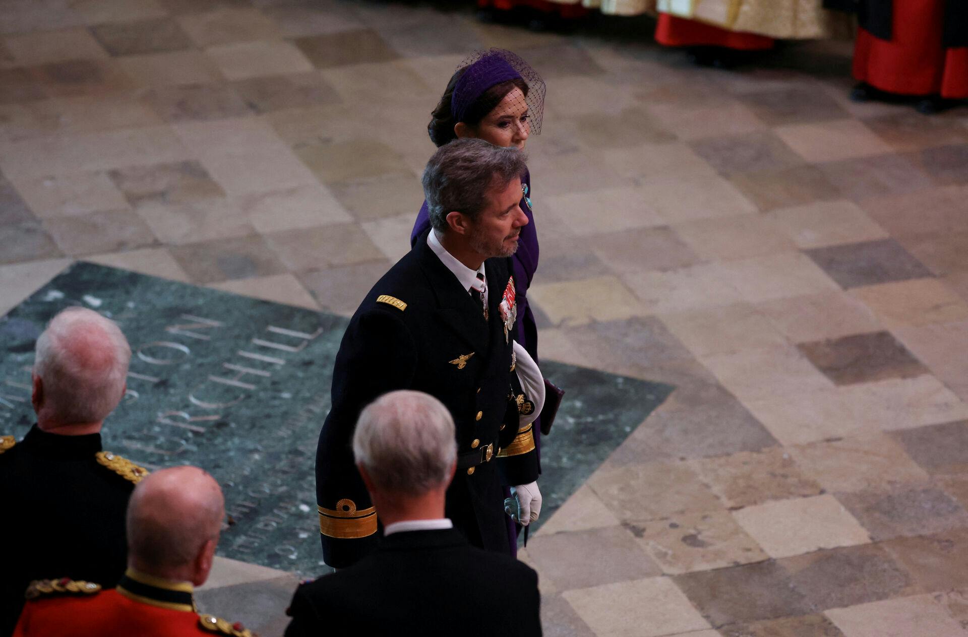Det danske kronprinspar er netop ankommet i kirken.