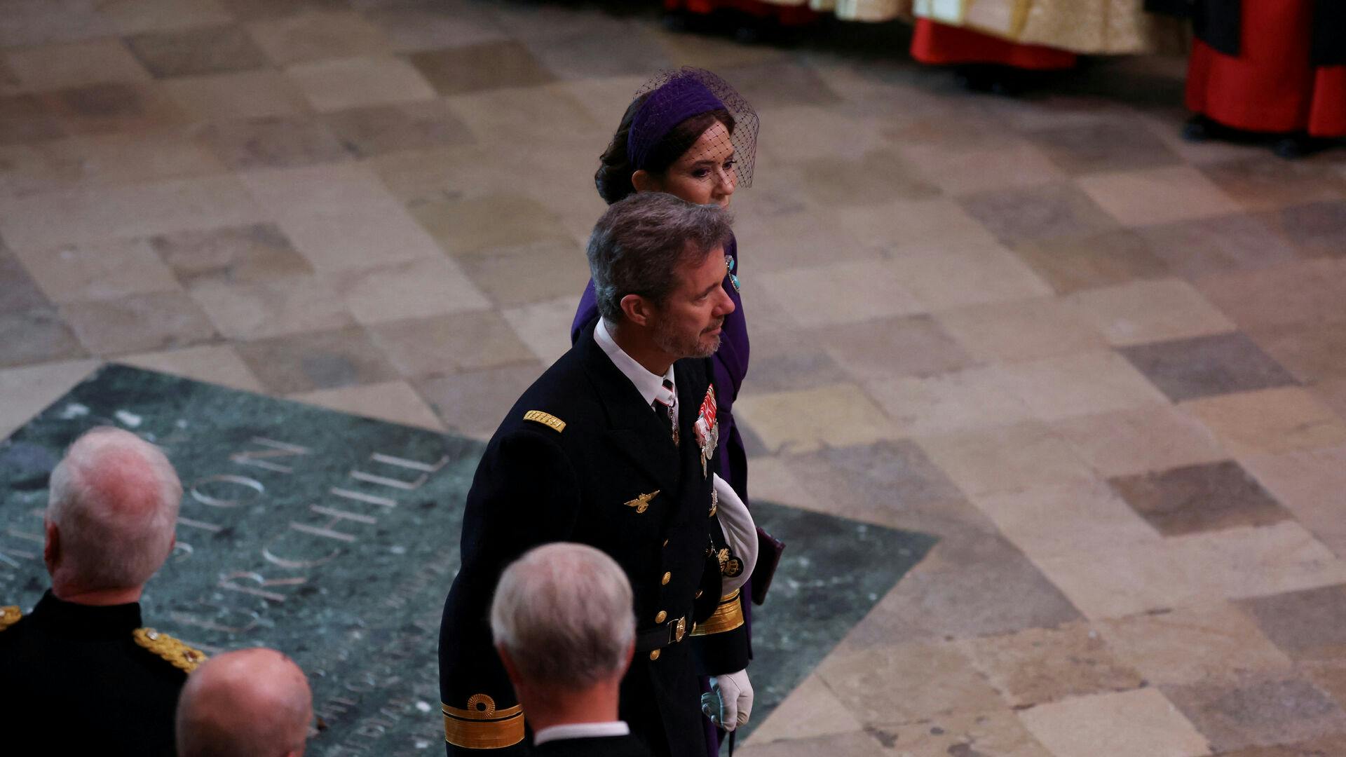 Det danske kronprinspar er netop ankommet i kirken.