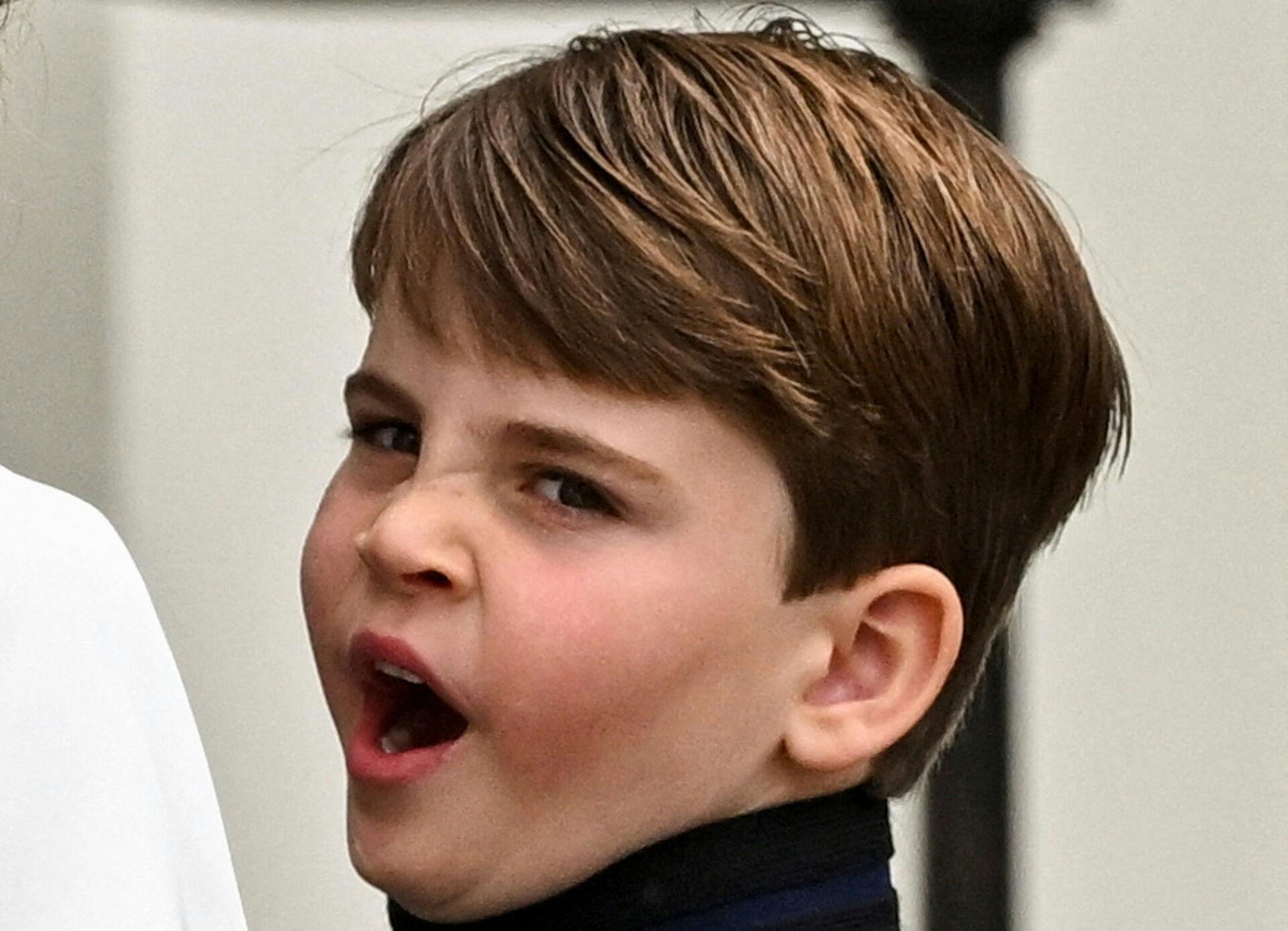 Der blev også gabt grundigt igennem, da lille prins Louis ankom til Westminster Abbey.