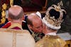 Kronprins William giver sin far et kys på kinden til lørdagens kroningsceremoni.
