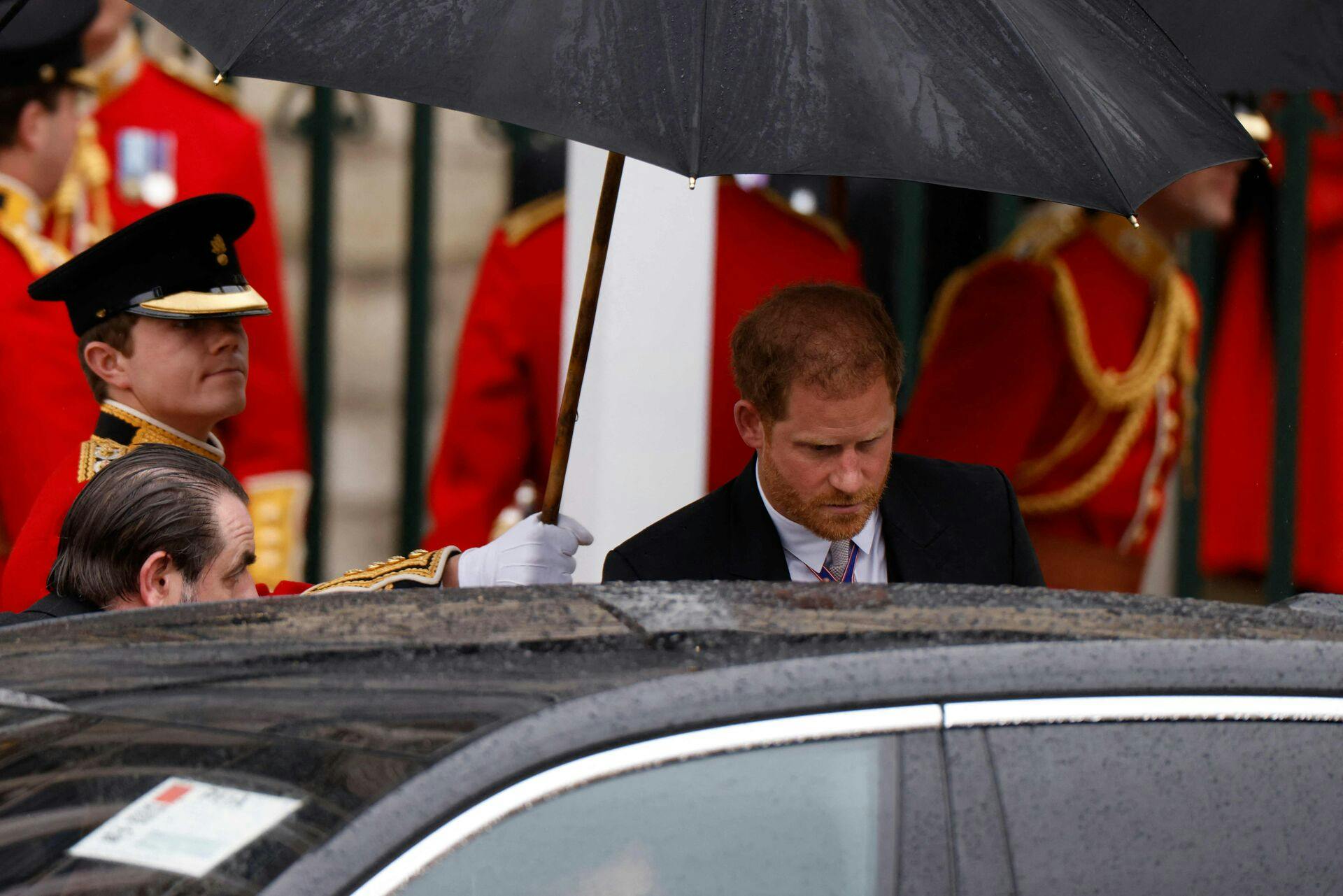Prins Harry forlader Westminster Abbey for at flyve hjem til Californien.
