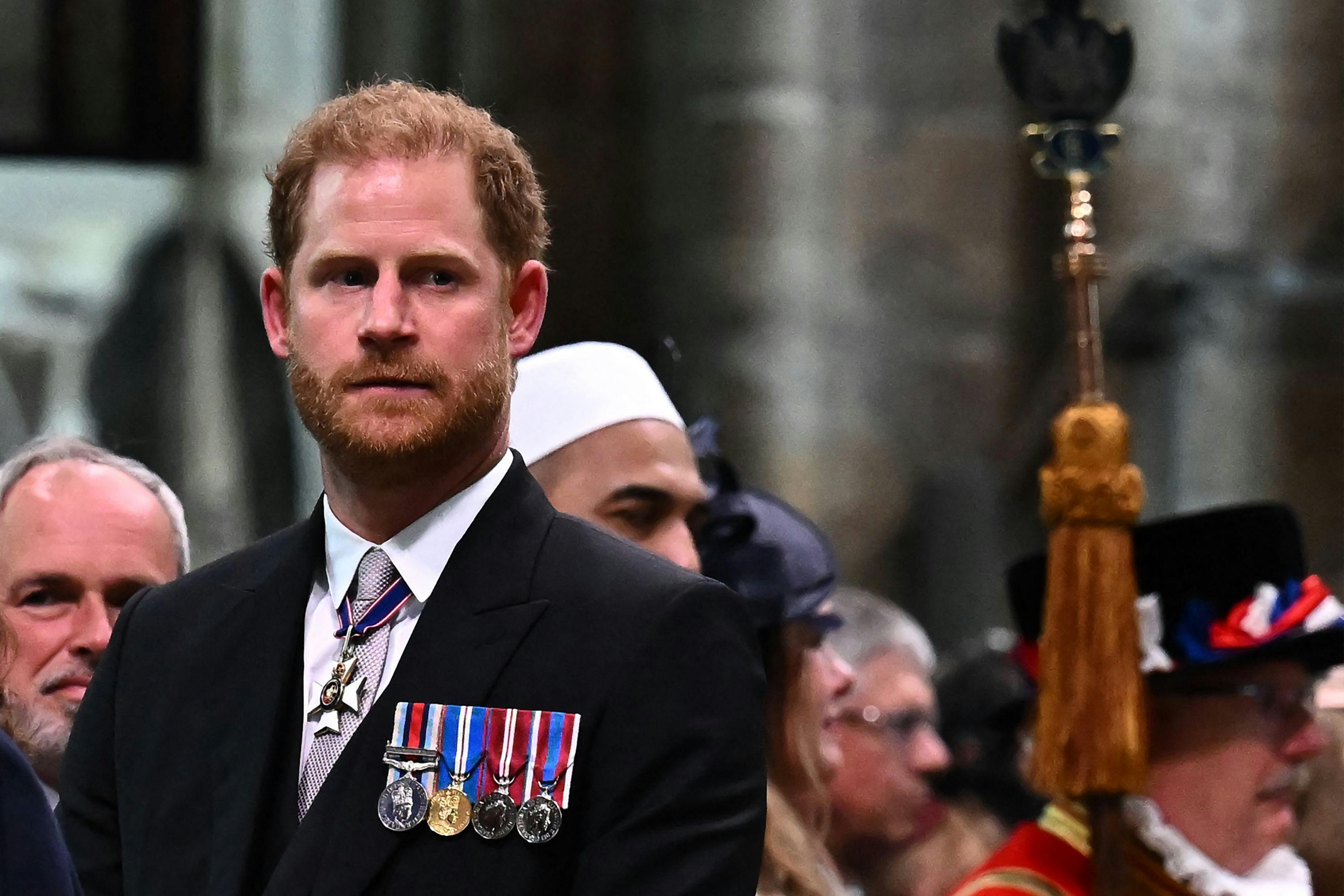 Prins Harry til kroningen af kong Charles i Westminster Abbey i London.
