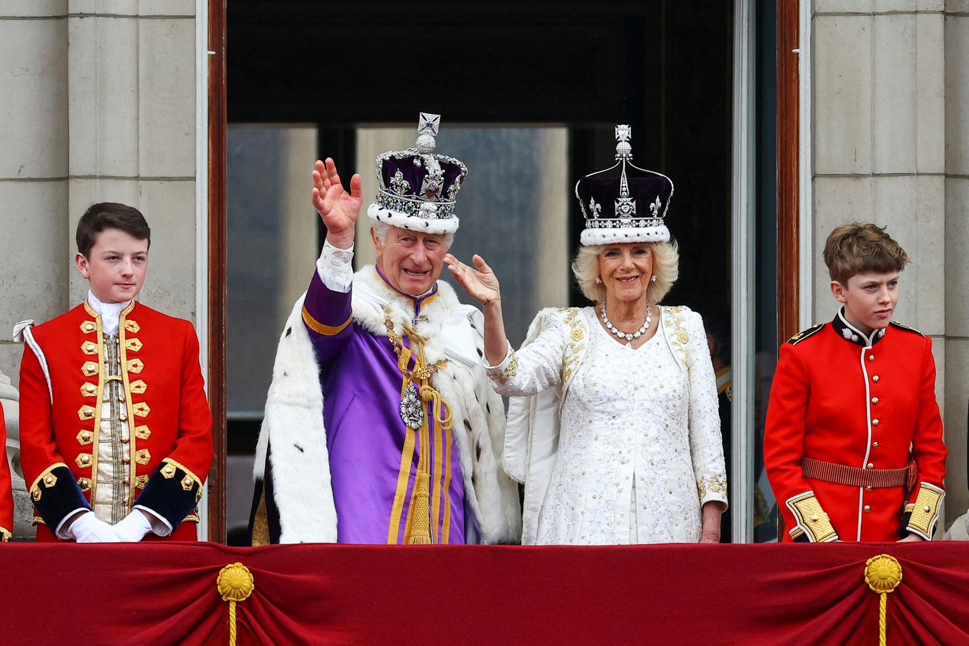 Kong Charles og dronning Camilla på balkonen ved Buckingham Palace.
