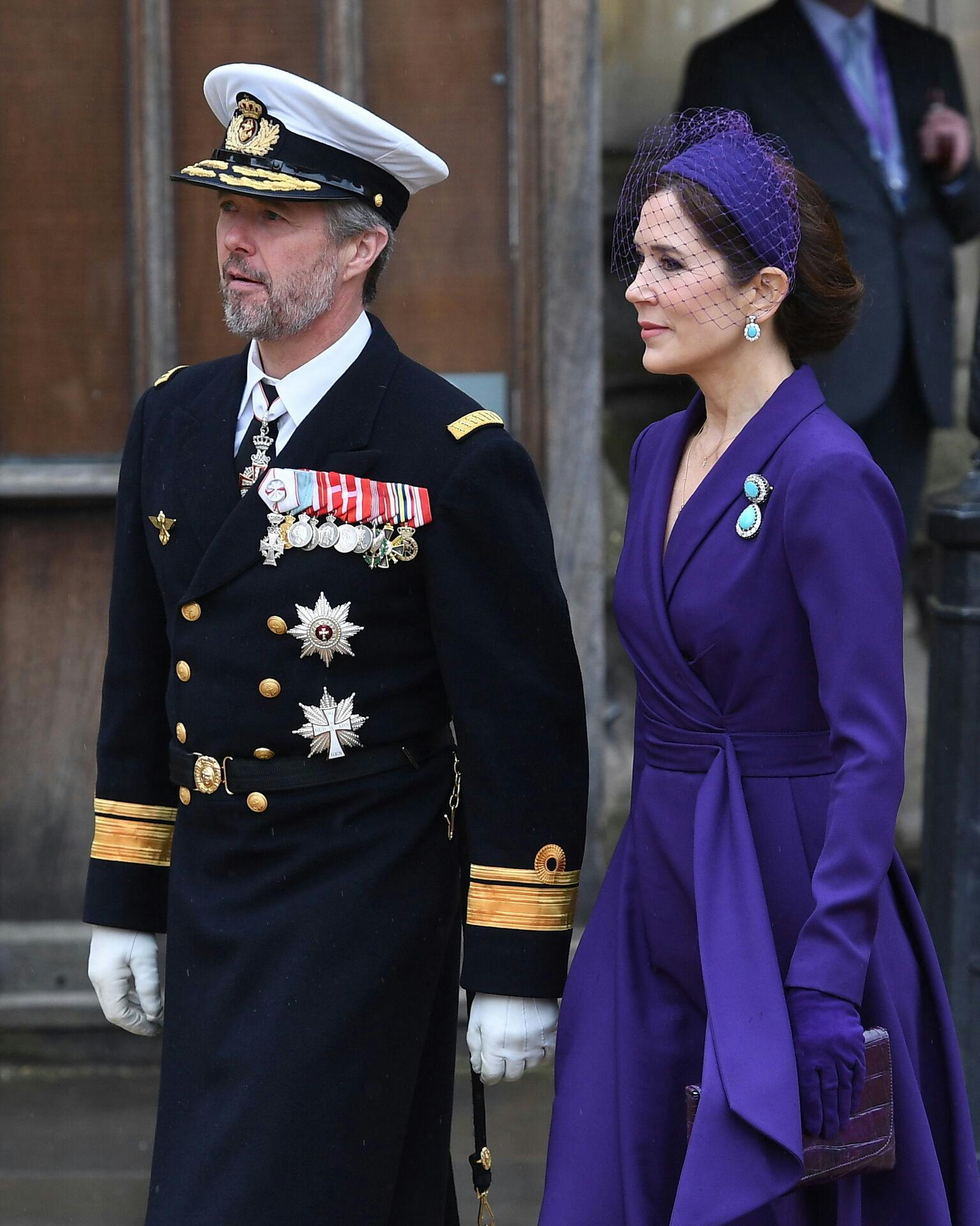 Kronprins Frederik og kronprinsesse Mary var til stede til kroningen af Charles – hvor de ved en fejl fik en ny titel.