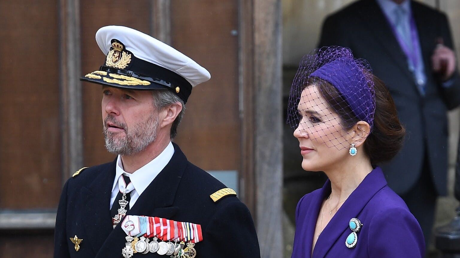 Kronprins Frederik og kronprinsesse Mary var til stede til kroningen af Charles – hvor de ved en fejl fik en ny titel.