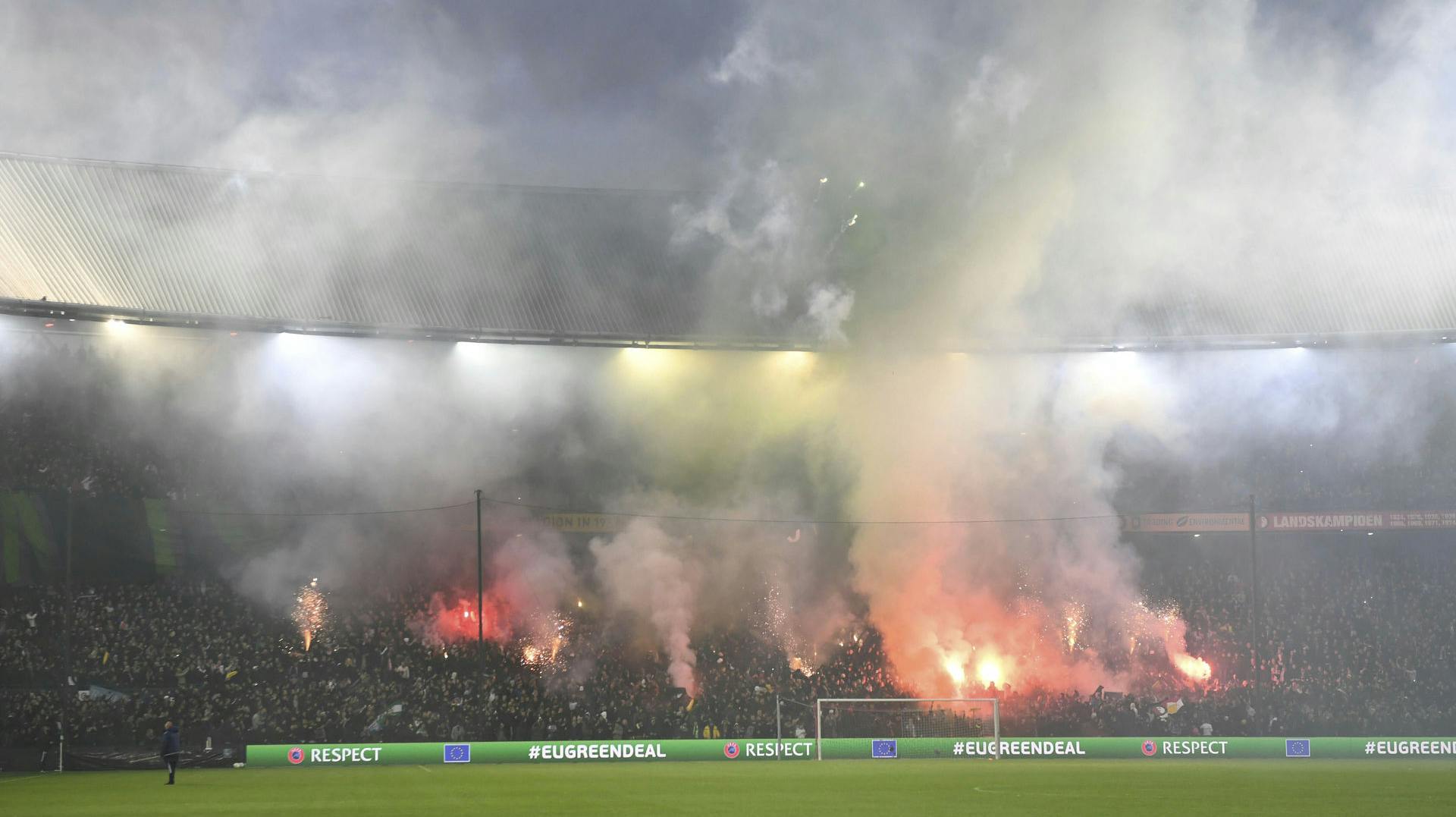 154 hollandske fodboldfans er blevet anholdt.